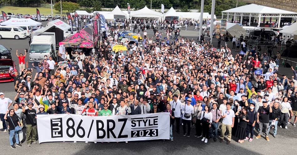 織戸学のインスタグラム：「2023年 86スタイル  有り難う御座いました。  天気も最高で、 多くの86好きと  楽しい富士スピードウェイでした。  最後は 恒例の ハーフラップbattle  ^ ^  ブースには全然 滞在出来ませんでしたが、 多くのお客様 有り難う御座いました。^ ^  @130ryokohama」
