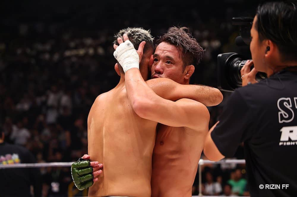 榊原信行のインスタグラム：「本日はRIZIN.44をLIVE観戦頂きまして誠にありがとうございました。 本当に格闘技に“絶対”は無いですね。 直向きに日々精進し、血と汗と涙を流し続けた者にのみ、時として勝利の女神は微笑み、栄光と至福を与えるのだと強く感じました。 この先も志高き選手達と共にRIZINを最高峰の闘いの舞台にするべく精進します。 本日死力を尽くし、全力で闘いに挑んでくれた選手達に心から感謝します。 それでは来週10月1日（日）名古屋でお会いしましょう！  Thank you very much to everyone who watched RIZIN.44 LIVE today. There really are no “guarantees” in MMA. Only for those who worked hard every day and continued to shed blood, sweat and tears, I strongly felt that sometimes the goddess of victory would smile on them. I will continue to devote myself to making RIZIN the biggest stage with the best fights and bring up aspirational fighters in the future. I would like to express my sincere gratitude to the fighters who did their best and fought with all their strength today. Until next week on Sunday, October 1st in Nagoya!  #RIZIN #RIZIN44 #金原正徳 #クレベルコイケ #堀江圭功 #スパイクカーライル #福田龍彌 #山本アーセン #ラマザンテミロフ #征矢貴 #KleberKoike #MasanoriKanehara #YoshinoriHorie #SpikeCarlyle #RyuyaFukuda #ErsonYamamoto #RamazanTemirov #TakakiSoya」