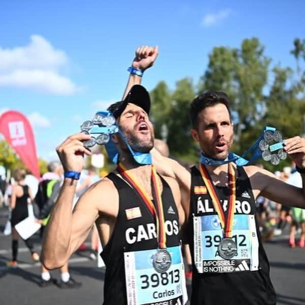 アボットジャパンのインスタグラム：「There’s a little blue tent somewhere down the @berlinmarathon finish chute, and it’s overflowing with pure six star joy. Welcome to the club, folks 💙 #sixstarfinisher #AbbottWMM」