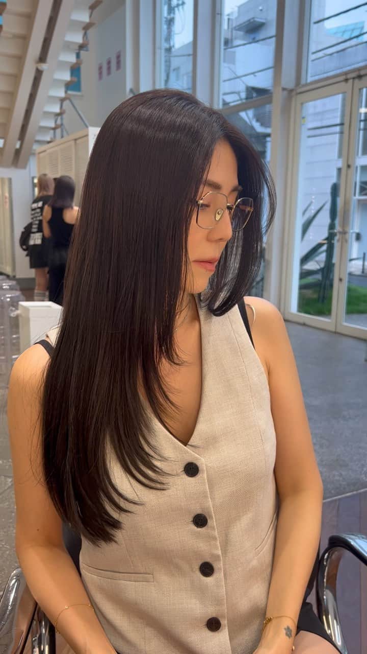 神能裕貴のインスタグラム：「さらさらーっとしたレイヤーカットとダークビーチカラー😌 layered cut /darkbeach color🆕 . . .  #butterflyhair #butterflyhairclips  #butterflycut #layeredcut」