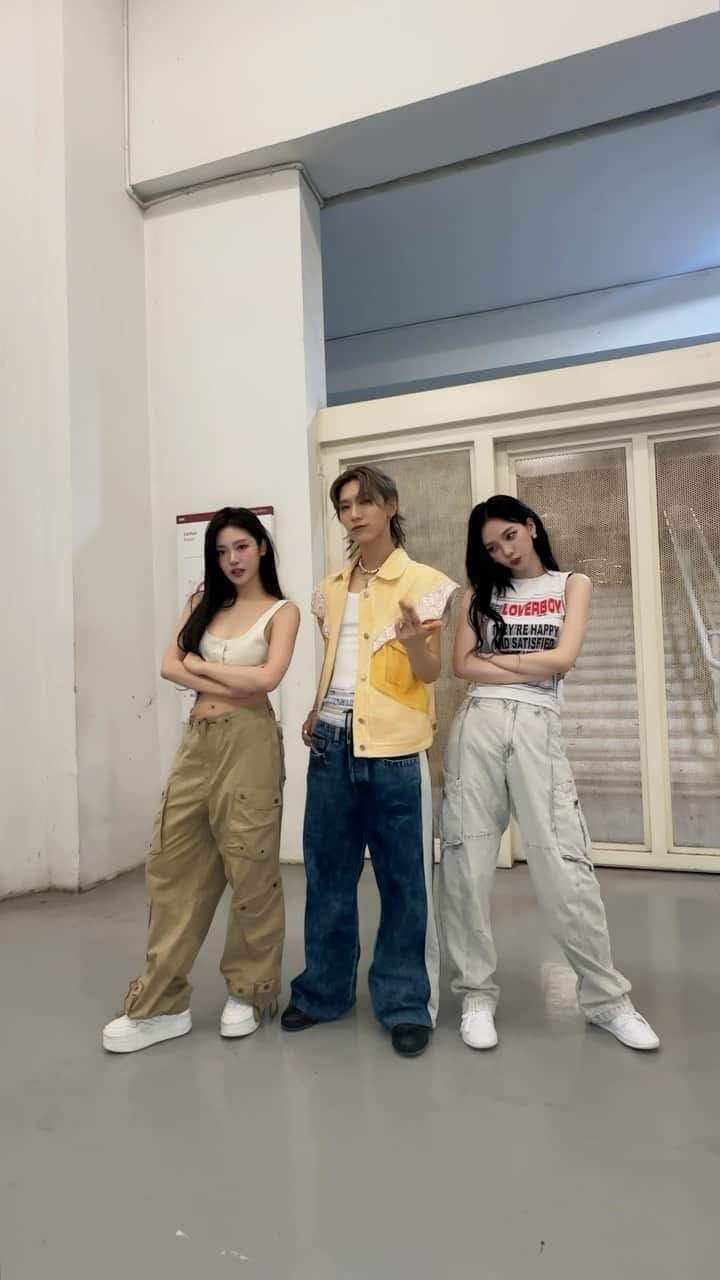 NCTのインスタグラム：「Spicy 🌶️🔥 Baggy Jeeeeeans 〰️ 💚  #TEN #텐 #KARINA #카리나  #NINGNING #닝닝 #aespa #에스파 #NCT #NCTU #BaggyJeans #NCTU_BaggyJeans #GoldenAge #NCT_GoldenAge #NCT127 #NCTDREAM #WayV #NCT_DOJAEJUNG」