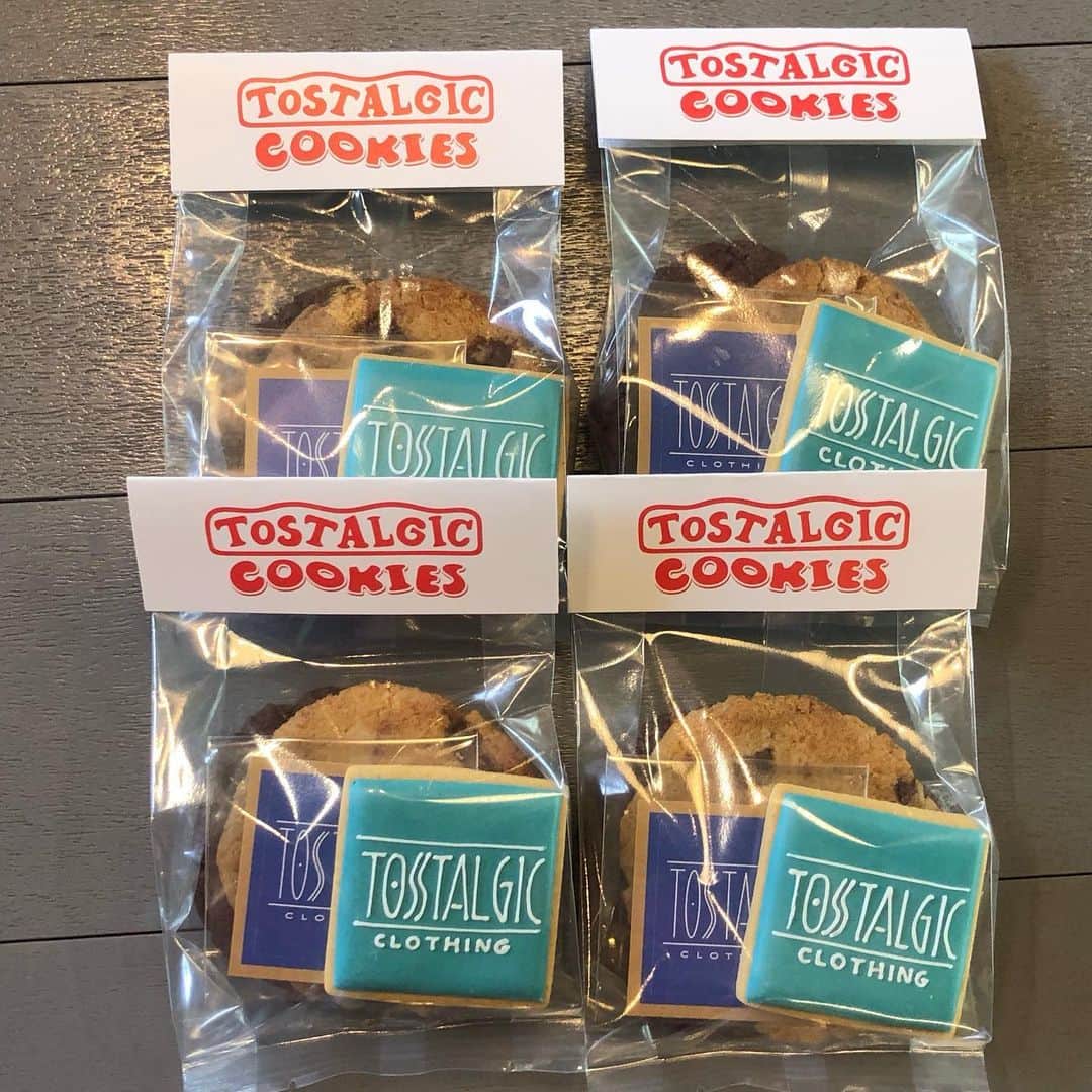 オクヒラテツコ（ぺこ）のインスタグラム：「TOSTALGIC COOKIES🇺🇸🍪 ということで、展示会のノベルティに @ai_okada_ さんにクッキーを作っていただきました！ アメリカンなココアクッキー&チョコチップクッキーに、ブランドロゴのアイシングクッキー。アイシングクッキー風のブランドロゴステッカーも添えて。 デザイン画がそのまんまかたちに…！ほんっとうにかわいくておいしくて🍪このままずっとずっと置いておきたいくらい。 @ai_okada_ さんほんとうにありがとうございました :')💕」
