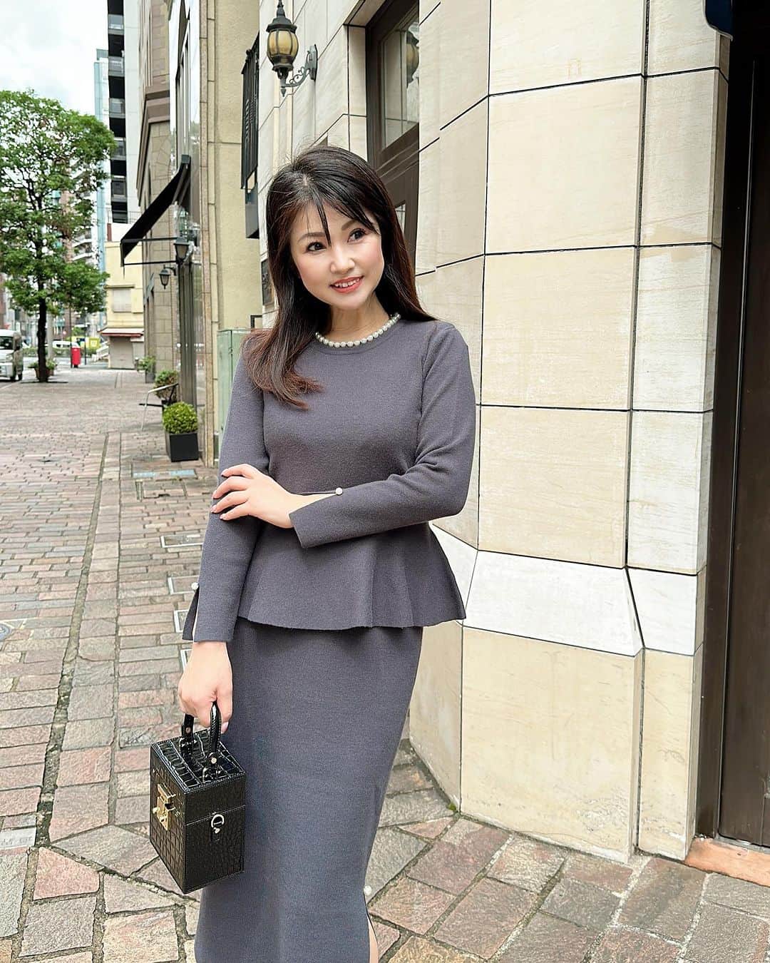 Maya Shiraiのインスタグラム：「トップスのペプラムが立体的にとても美しく仕上がりました❣️ 前後左右どの角度からみても綺麗なペプラムドレープ✨ 　  襟元には人気の360度パール。 袖口にパールスリットで、手首を女性らしく華奢魅せ効果  ふわふわモチモチ素材なので素肌にも抜群な柔らかさをもつ 厳選した素材を使用し 生地をしっかり編み込んでいるので形崩れしずらいの。  スカートは更に表裏をギュッとしっかりさせるミラノリブ編みで編んでいるので、動作の多い座ったり立ったりを 繰り返しても形崩れ防止します。  脇スリット＆パールで脚を細く長く、エレガントに 魅せます✨✨  キチンと見えと楽ちん感を 叶えた上質ニットに完売しました❣️ 伸縮性抜群なので動きやすいよ😊  私もとってもお気に入りで この秋冬ヘビロテ間違いなしのニットアップ🥰」