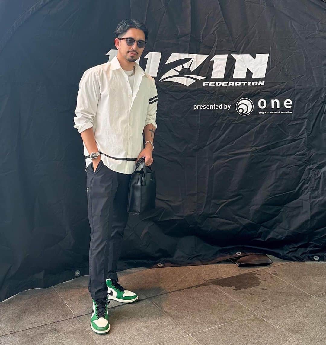 のインスタグラム：「他の投稿は @ken_navy をご覧下さい🫶❣️  RIZIN44 in さいたまスーパーアリーナ  地元の先輩で弊社がスポンサーを務めるDEEPフライ級暫定王者の @miburo_dragon 福田君の試合の応援に🔥  RIZINの大きな舞台で勝って8連勝は流石にエグすぎる😂  ちなみに僕が現地応援行った試合は今まで全て勝ってます🤭  会場はちゃんと自分のゴミは自分で捨てるために入場の際ゴミ袋を渡されていたにも関わらずかなりゴミ残ってたので今日はRIZIN会場でゴミ拾い行いました👍  蜻蛉返りで大阪戻ってますー！  ーーーーーーーーーーーーーー 🌕貴方のいいね、コメントが募金されます🍂 募金活動しています！ 投稿のいいね数×1円とコメント数×5円 を月末に集計して 様々な場所へ募金をさせて頂きます。 ９月は公益財団法人どうぶつ基金へ募金しますのでいいね、コメントをお願いします🙇‍♂️ ーーーーーーーーーーーーーー  参考になればいいね👍コメント📝保存💽 お願いします🫶❣️  #メンズファッション #メンズコーデ  #ファッションモデル  #アパレル #デザイナー  #アパレル社長 #オーダースーツ #オーダースーツ大阪 #今日のコーデ #ファッションの悩み」