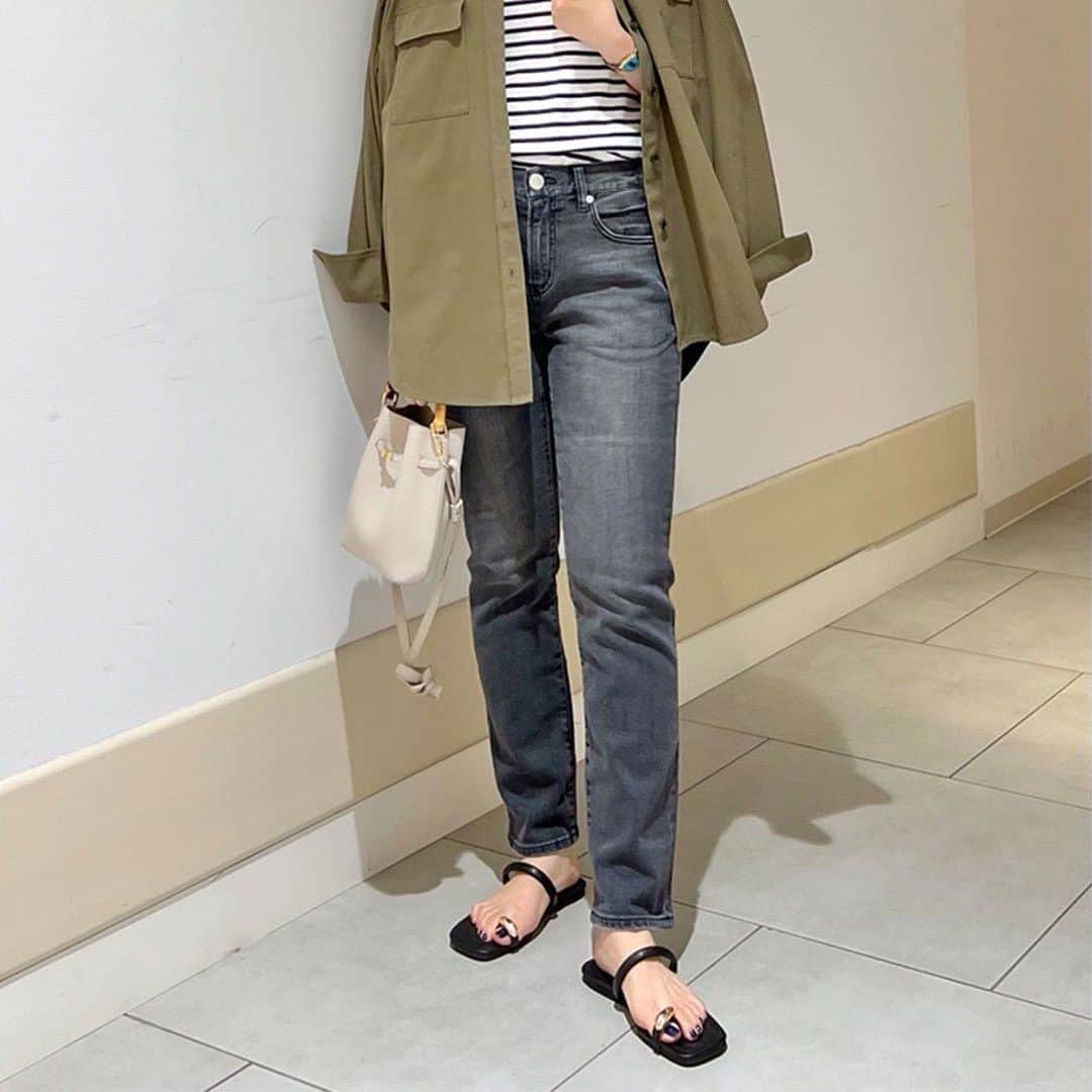 23区さんのインスタグラム写真 - (23区Instagram)「⁡ 23区 - essential item - vol.02 ---------------- ⁡ WHAT IS 23区DENIM ? 「Dr.デニム」の名で知られている 本澤裕治氏プロデュースの本格デニム👖 ⁡ 23区の原点である「フレンチシック」を見つめ直し、 「定番のものこそ、実は少しずつ変化をしている」と言う、 本澤裕治氏の哲学に基づいた23区DENIMは、 定期的に新調を重ねることで、 大人の女性が気負わず穿けて、 さりげなくトレンドも加味した絶妙なバランスを実現しています✨ ⁡ ⁡ 流行を追いすぎないことが、まさしく23区流。 ⁡ ワンシーズンで終わらずに、 長く愛着を深めていただけるものに仕上げています🍃 ⁡ ⁡ 🏷️ 23区DENIM ボーイフィットパンツ ¥16,940 (tax in) ⁡ 🏷️ 23区DENIM スキニーパンツ ¥16,940 (tax in) ⁡ ⁡ ⁡ ---------------- #23区 #23KU #23ku_30th  #ベーシックアイテム #エッセンシャルアイテム #定番服 #デニム #23区デニム #ボーイフィットパンツ #スキニーパンツ #23kudenim #denim  #essential #basic  #fashion #style #code #coordinate」9月24日 21時47分 - 23ku_official