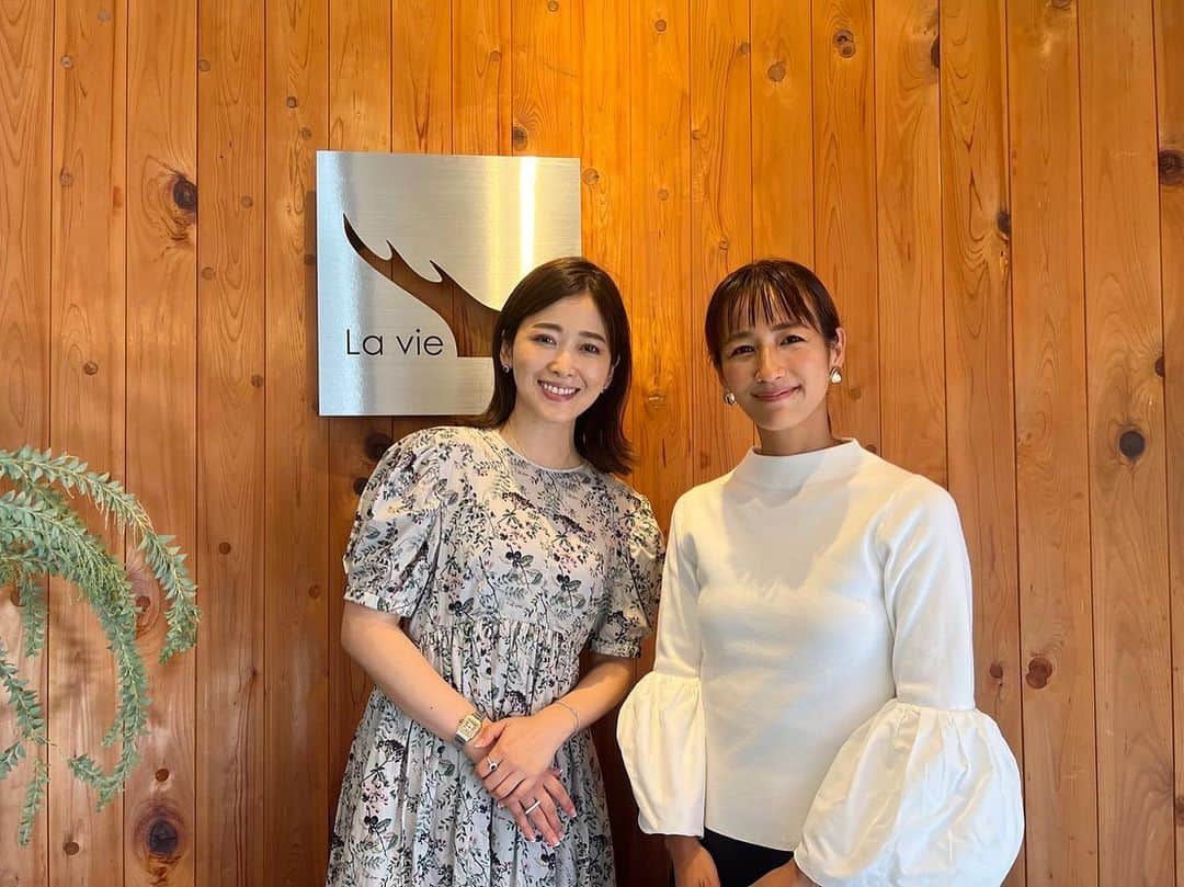 前田有紀のインスタグラム：「今日は「好きを仕事に研究会」Kick off partyでした！今回は日頃お世話になっていて、いつも活動も応援してくれていたLa vieさんにて。 @lavie.kamakura  メンバーも、関東だけでなく全国から駆け付けてくれました。  ゲストは、SENDAN JEWELRY主宰の山本みらいさん。 @mirai_yamamoto  @sendan_jewelry   高校の塾と大学の同級生だったみらいちゃんは、いつもキラキラ輝いている憧れの存在。いまでこそ起業も転職も増えてきましたが、そんな流れのもうずっとずっと前から起業して、好きなことを仕事にしてきたまさにロールモデルの人でした。 今回のお話では、これまでの好きを仕事にするまでのヒストリーや、永く大切に人生に寄り添える宝石との出会い、いまのビジネスで思うことなど。幅広く、そしてリアルなら言葉で伝えてくれました。  また今回は二期生のメンバーのカルトナージュのワークショップも。みなさんのお土産も心がこもったものでした。 二期生の活動が締めくくりのタイミングで集まった今回のパーティーは、一期生でも来れる方は集まってくださり、再会や新しいつながりも広がる良き場となりました。  みんな、みんな、ありがとうございました！  今日のぽわんとした袖のニットは、　@newans.official さんのもの。子連れでかなりドタバタでしたが、袖がふんわりしてるだけでかなり華やか見えでありがたかったです！  #好きを仕事に研究会」