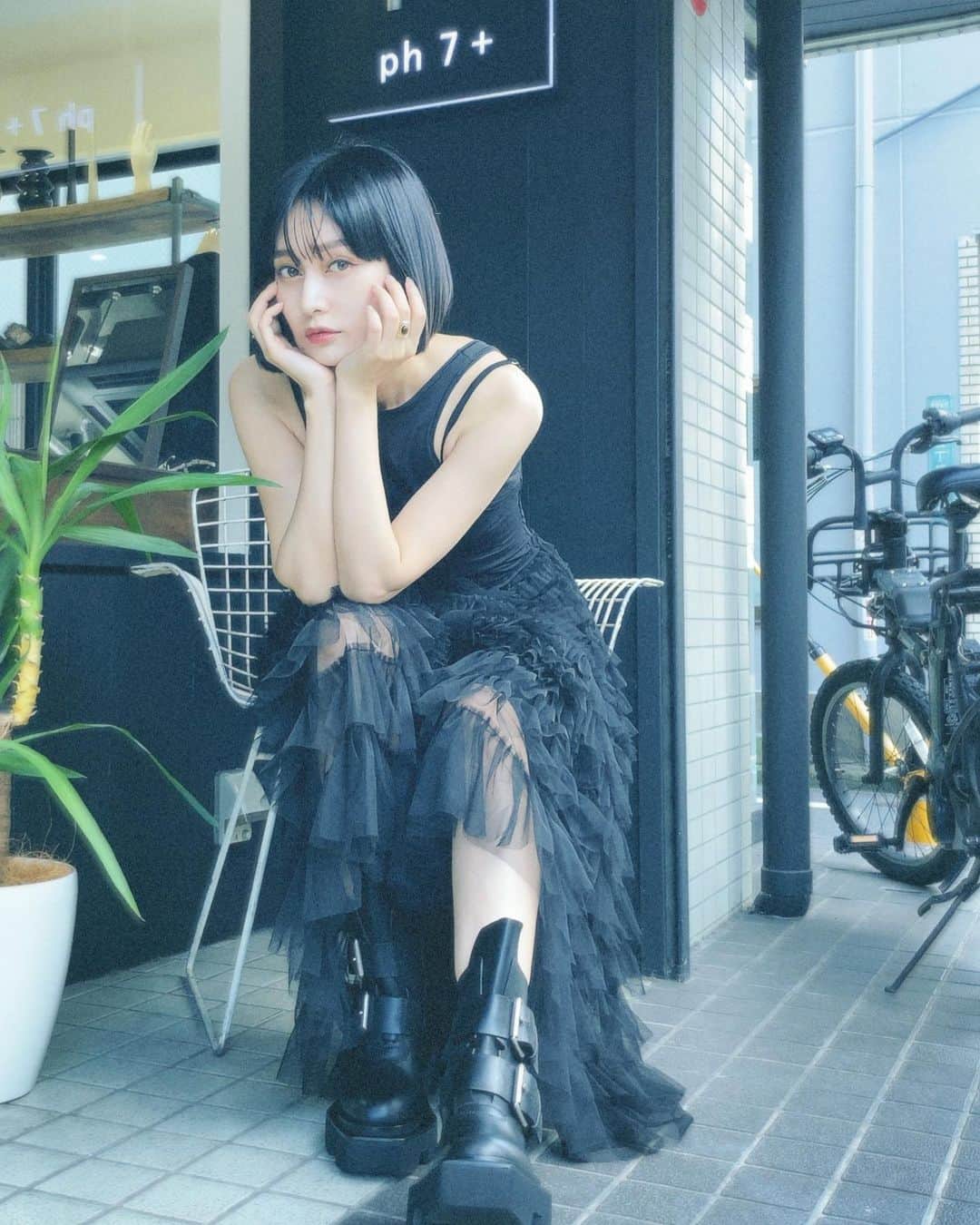佐藤乃莉のインスタグラム：「佐藤が使い倒してるw ブーツは🐈💓✨  @ph7_official  さんの👢✨  このブーツも可愛いかったなー🌹  #outfit#black#ブーツ#黒ワンピ」
