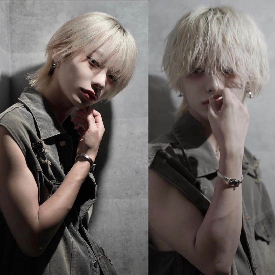 齋藤正太のインスタグラム：「ナチュラルもウェーブも決まるウルフ  #メンズウルフ#パーマ#ulzzangboy #メンズパーマ #マッシュ#ウルフ#マッシュウルフ #맞팔#マッシュショート #シースルーバング#スパイラルパーマ #ツイストスパイラル#センターパート#ウルフカット#韓国ヘア #ツイストスパイラル#カルマパーマ#menscut#menshair」