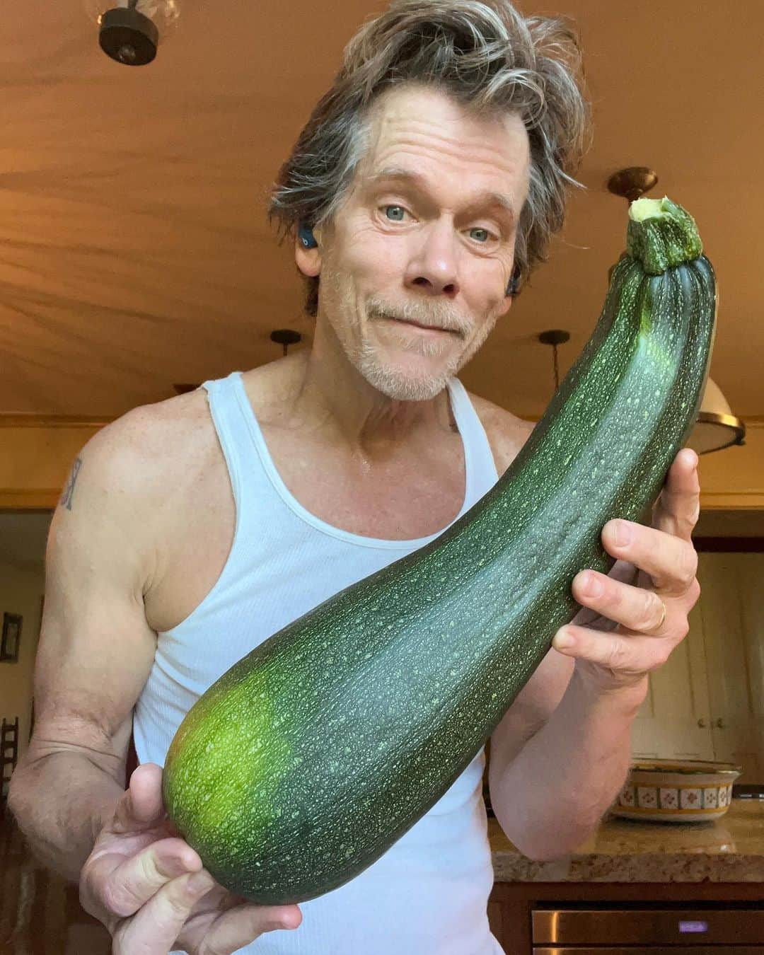 ケヴィン・ベーコンさんのインスタグラム写真 - (ケヴィン・ベーコンInstagram)「Any suggestions on how to cook this?」9月25日 8時39分 - kevinbacon