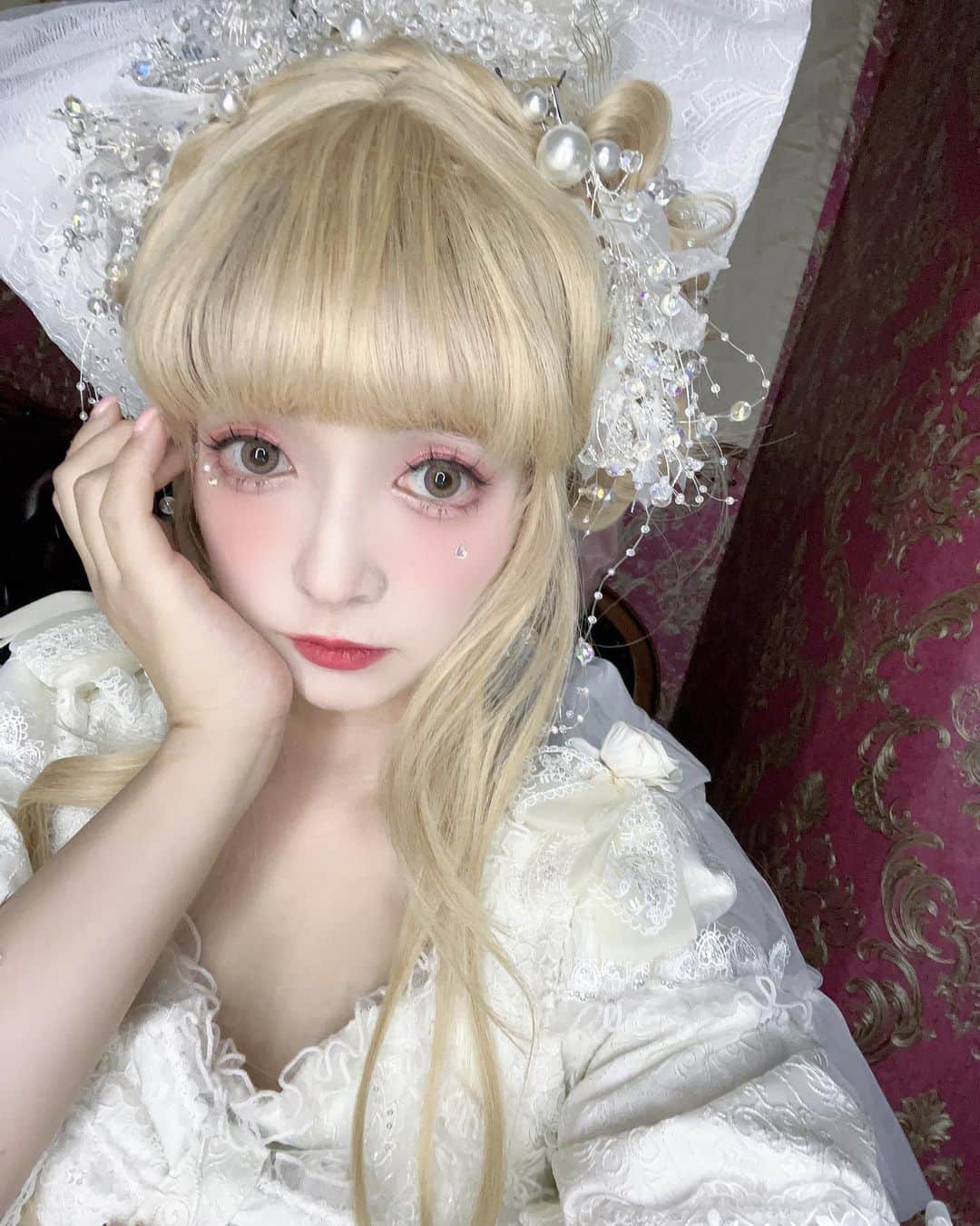 青木美沙子さんのインスタグラム写真 - (青木美沙子Instagram)「撮影で金髪ウィッグかぶったょ🌹 人生で１回はハイトーンやってみたいけどなかなか機会がなく今まできちゃった💕」9月25日 7時27分 - misakoaoki