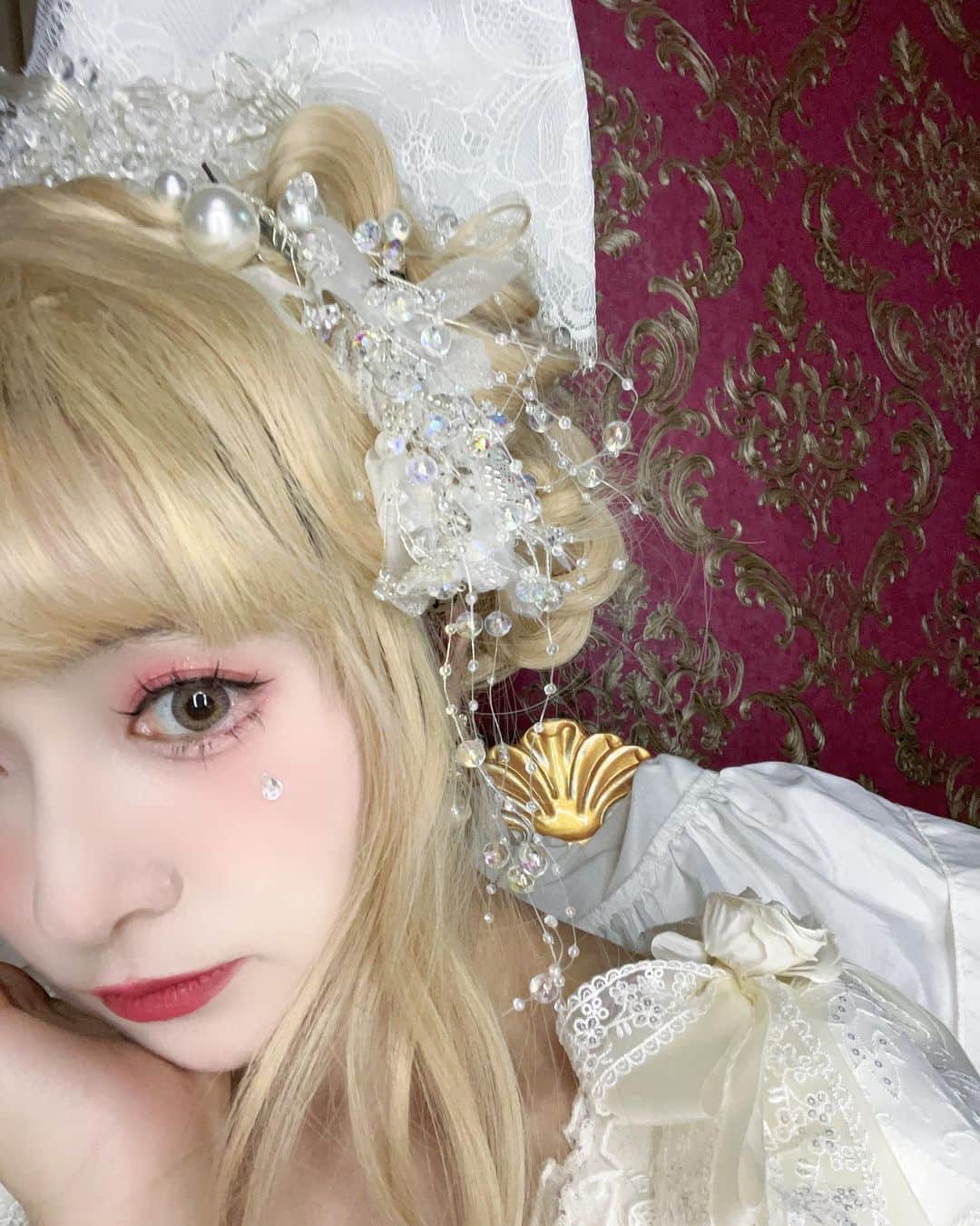 青木美沙子さんのインスタグラム写真 - (青木美沙子Instagram)「撮影で金髪ウィッグかぶったょ🌹 人生で１回はハイトーンやってみたいけどなかなか機会がなく今まできちゃった💕」9月25日 7時27分 - misakoaoki