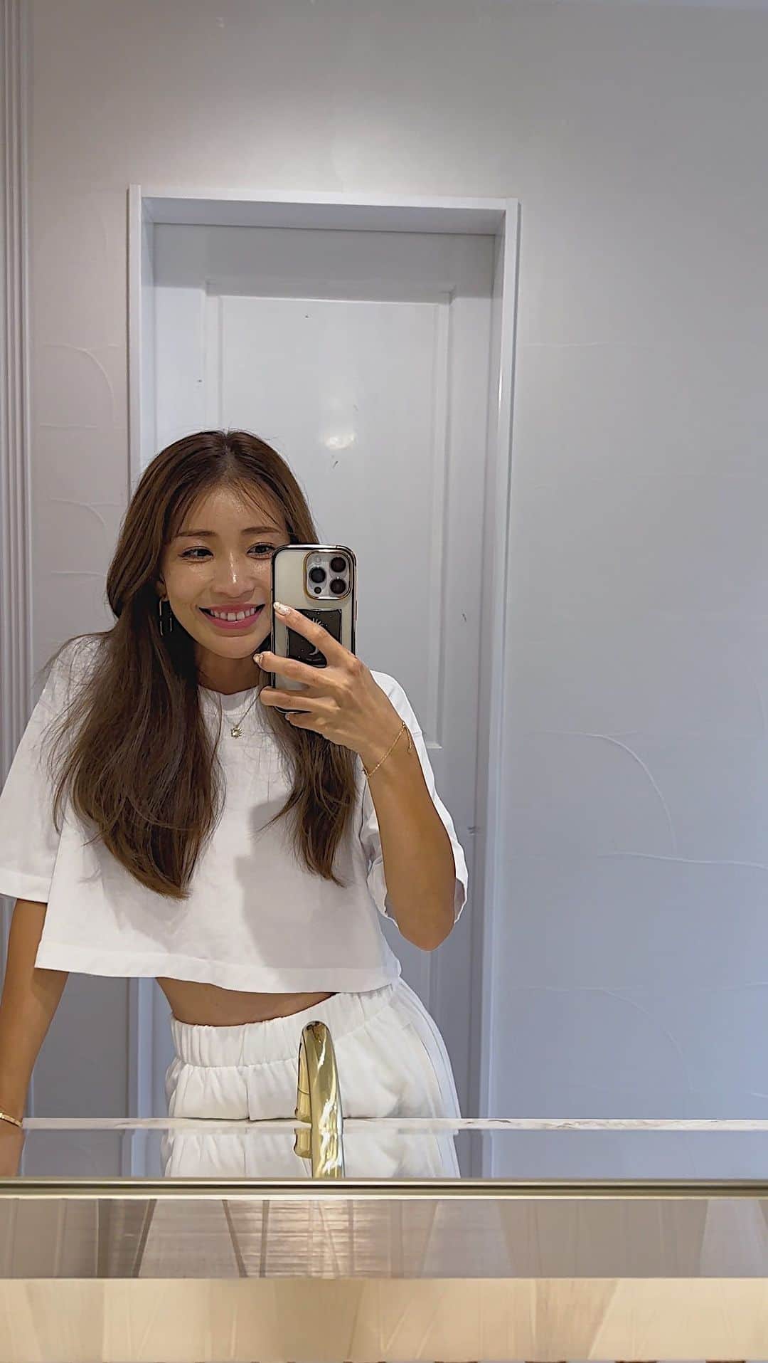 のインスタグラム：「ME 🪞✨  ノーマル好評だったので こっちにも🫣🤍 撮影は10月に延期になったから また整え直す😤👁️💆🏼‍♀️💅💦  あっという間に月末〜😵‍💫 頑張ろうぅぅ〜🫶🏼❤️‍🔥  #ホワイトコーデ #自撮り #ママコーデ #30代ママ  #myhome #kiyokohome #マイホーム」