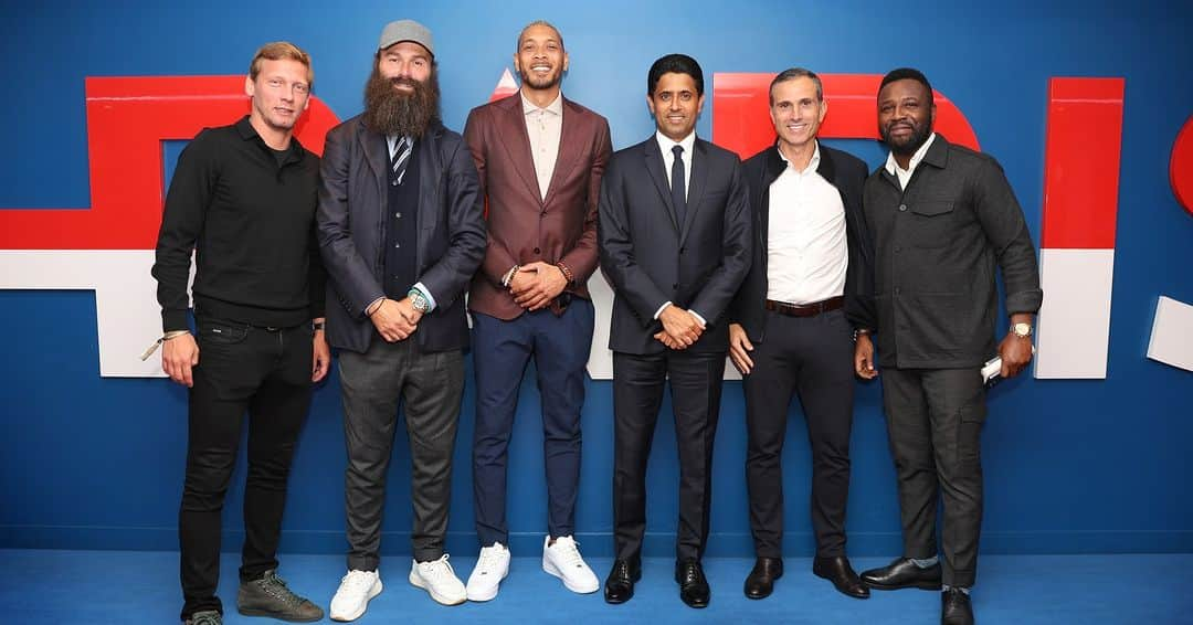 パリ・サンジェルマンFCさんのインスタグラム写真 - (パリ・サンジェルマンFCInstagram)「❤️💙 Chairman Nasser Al-Khelaïfi accompanied by our former Parisians at #PSGOM! ❤️💙 Le Président Nasser Al-Khelaïfi accompagné de nos anciens parisiens lors de #PSGOM !  #LeClassique」9月25日 7時25分 - psg