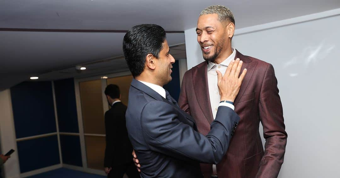 パリ・サンジェルマンFCさんのインスタグラム写真 - (パリ・サンジェルマンFCInstagram)「❤️💙 Chairman Nasser Al-Khelaïfi accompanied by our former Parisians at #PSGOM! ❤️💙 Le Président Nasser Al-Khelaïfi accompagné de nos anciens parisiens lors de #PSGOM !  #LeClassique」9月25日 7時25分 - psg