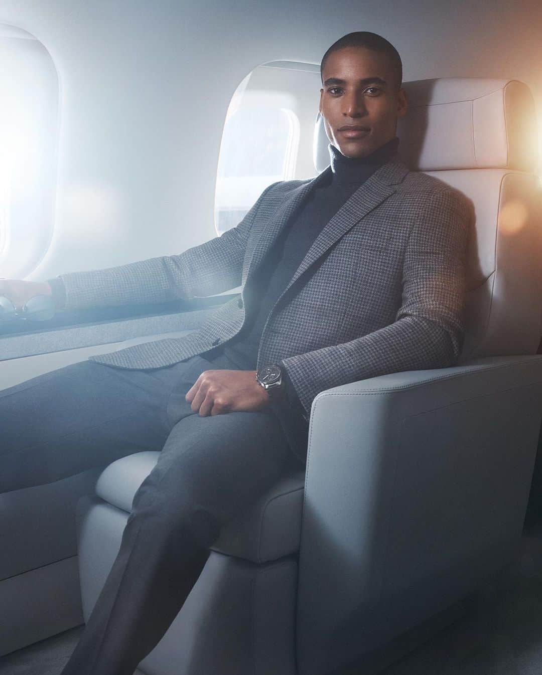 のインスタグラム：「Business class. #MichaelKorsMens  Photographed by @LachlanBailey」
