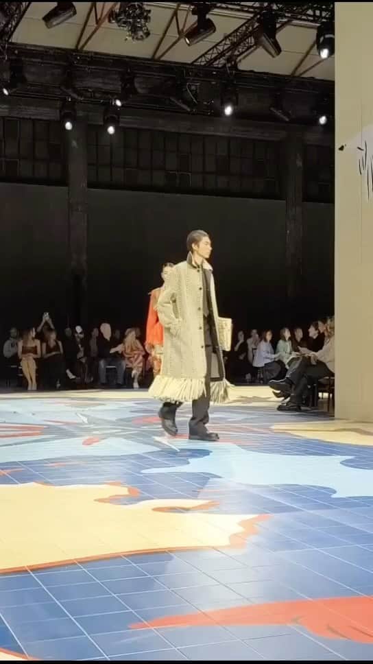 スー・チーのインスタグラム：「落🌹看她緩緩向我走來 我差點想揮手😂😂😂 好颯喔😂 #早安❤️迎接美好的每一天」