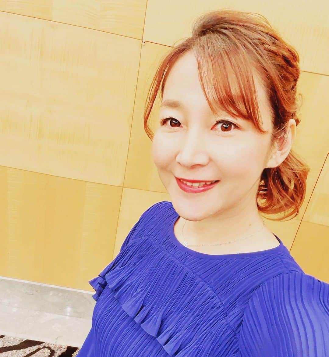 日々野真理のインスタグラム：「ビッグフレームス交歓会、裏側ではこんな写真も❤️  準備万端行ってきます！の私 安心安定のツーショットナオさん 久しぶりショットの浅利悟さん  #FC東京 #ビッグフレームス交歓会」