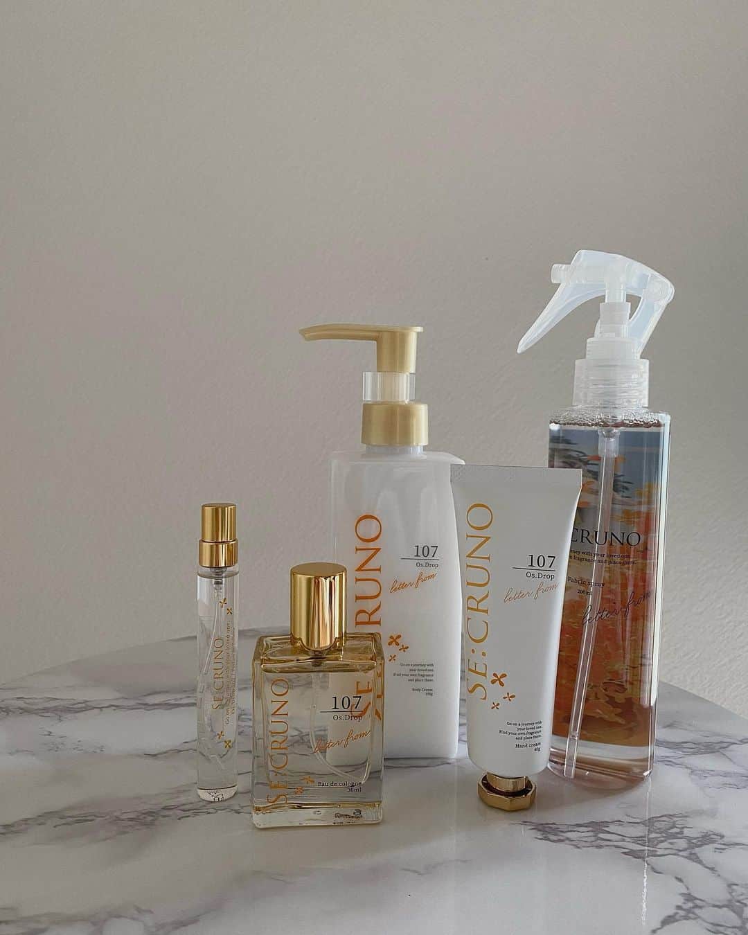 haruru0724さんのインスタグラム写真 - (haruru0724Instagram)「. リゾート系ライトフレグランスブランドの 『SE:CRUNO FRAGRANCE』 @secruno_official  数量限定商品の 【Os.Drop.107】キンモクセイの香り✨ 甘く心安らぐキンモクセイの香りに アップルとホワイトピーチの みずみずしい果実の香りを加えた キンモクセイとホワイト果実の香り🤍  左から、 ▫️Parfum de Toilette 持ち運びに便利な小さいサイズ💕 ▫️Eau de cologne ▫️Body cream ふわふわクリームがお肌にスーッと浸透し、 乾燥を守りながら肌を柔らかくし、 ハリのある艶肌へ☺️ ▫️Hand cream 塗った瞬間スーッとなじみ、 うるおいをキープしてくれる✌🏻 ▫️Fabric Spray 除菌＆消臭し、超微細霧状ミストだから、 ルームスプレーとしても🙆🏻‍♀️✨  公式Amazon、ロフト、PLAZA バラエティショップなどで 発売されてるから是非チェックしてみてね🔍 . . . #PR #secruno #シークルーノ #数量限定品  #2023秋限定 #オズドロップ107 #冬香水 #秋香水 #キンモクセイの香り #金木犀の香り #キンモクセイ好き #甘い香り #優しい香り #香りフェチ #香水マニア #好きな香り #今日の香り #香り好き #香りのある生活  #香りのある暮らし #香りが好き #香りの力 #いい香り #いい匂い  #雑貨好き #綺麗好き #ロフト#PLAZA  #haruru0724_cosme」9月25日 7時40分 - haruru0724