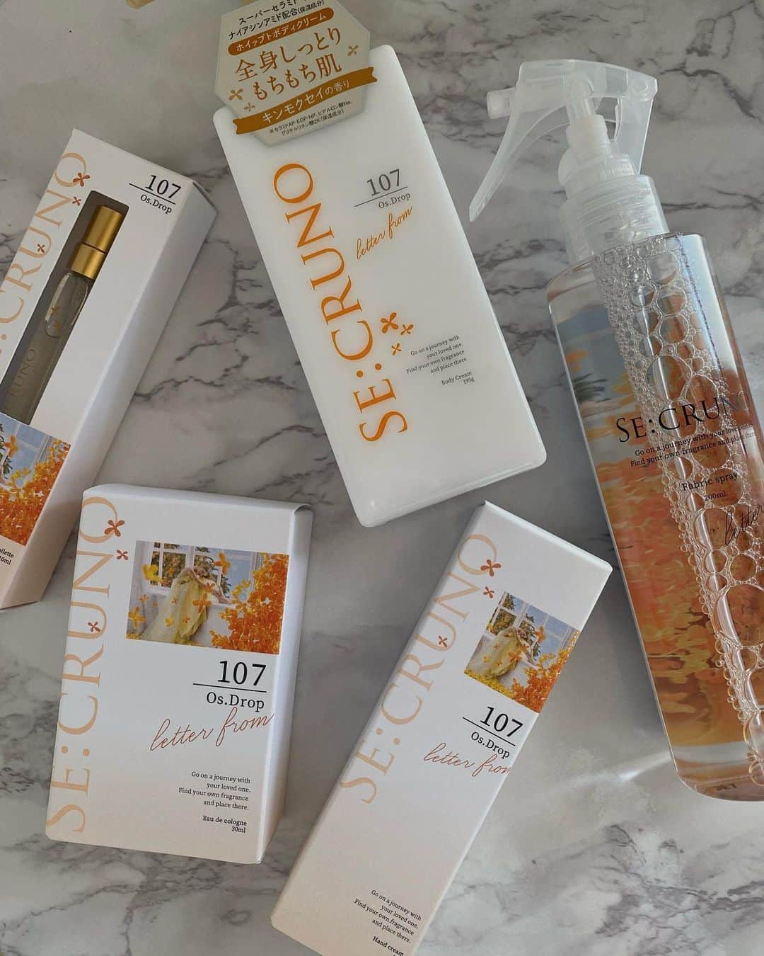 haruru0724さんのインスタグラム写真 - (haruru0724Instagram)「. リゾート系ライトフレグランスブランドの 『SE:CRUNO FRAGRANCE』 @secruno_official  数量限定商品の 【Os.Drop.107】キンモクセイの香り✨ 甘く心安らぐキンモクセイの香りに アップルとホワイトピーチの みずみずしい果実の香りを加えた キンモクセイとホワイト果実の香り🤍  左から、 ▫️Parfum de Toilette 持ち運びに便利な小さいサイズ💕 ▫️Eau de cologne ▫️Body cream ふわふわクリームがお肌にスーッと浸透し、 乾燥を守りながら肌を柔らかくし、 ハリのある艶肌へ☺️ ▫️Hand cream 塗った瞬間スーッとなじみ、 うるおいをキープしてくれる✌🏻 ▫️Fabric Spray 除菌＆消臭し、超微細霧状ミストだから、 ルームスプレーとしても🙆🏻‍♀️✨  公式Amazon、ロフト、PLAZA バラエティショップなどで 発売されてるから是非チェックしてみてね🔍 . . . #PR #secruno #シークルーノ #数量限定品  #2023秋限定 #オズドロップ107 #冬香水 #秋香水 #キンモクセイの香り #金木犀の香り #キンモクセイ好き #甘い香り #優しい香り #香りフェチ #香水マニア #好きな香り #今日の香り #香り好き #香りのある生活  #香りのある暮らし #香りが好き #香りの力 #いい香り #いい匂い  #雑貨好き #綺麗好き #ロフト#PLAZA  #haruru0724_cosme」9月25日 7時40分 - haruru0724