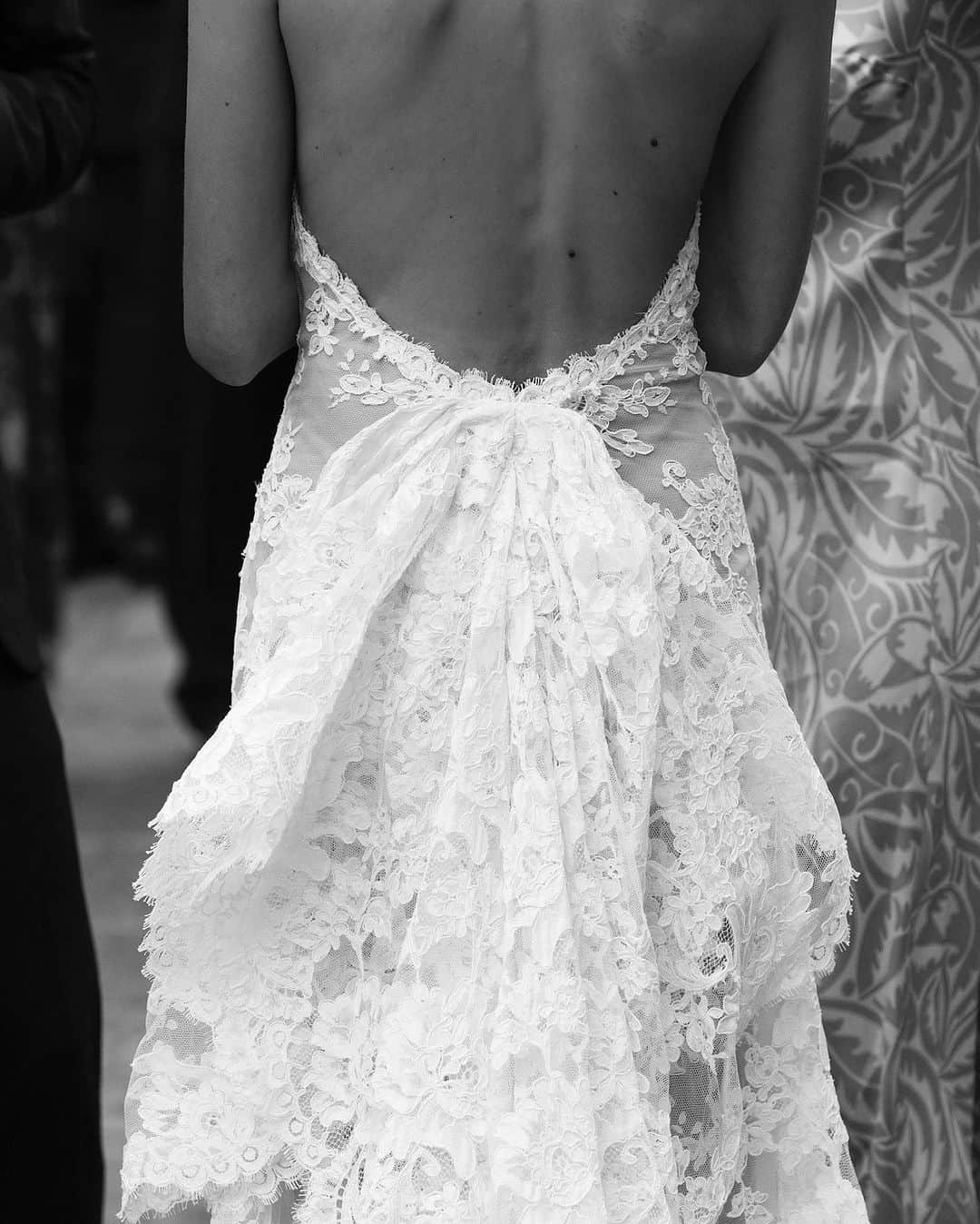 オスカーデラレンタさんのインスタグラム写真 - (オスカーデラレンタInstagram)「True romance. Bride @mikailajparker chose the #odlrbridal backless halter gown, cut from ivory corded scalloped lace, for her @clivedenhouse wedding.  Photographed by @charliedailey」9月25日 7時40分 - oscardelarenta