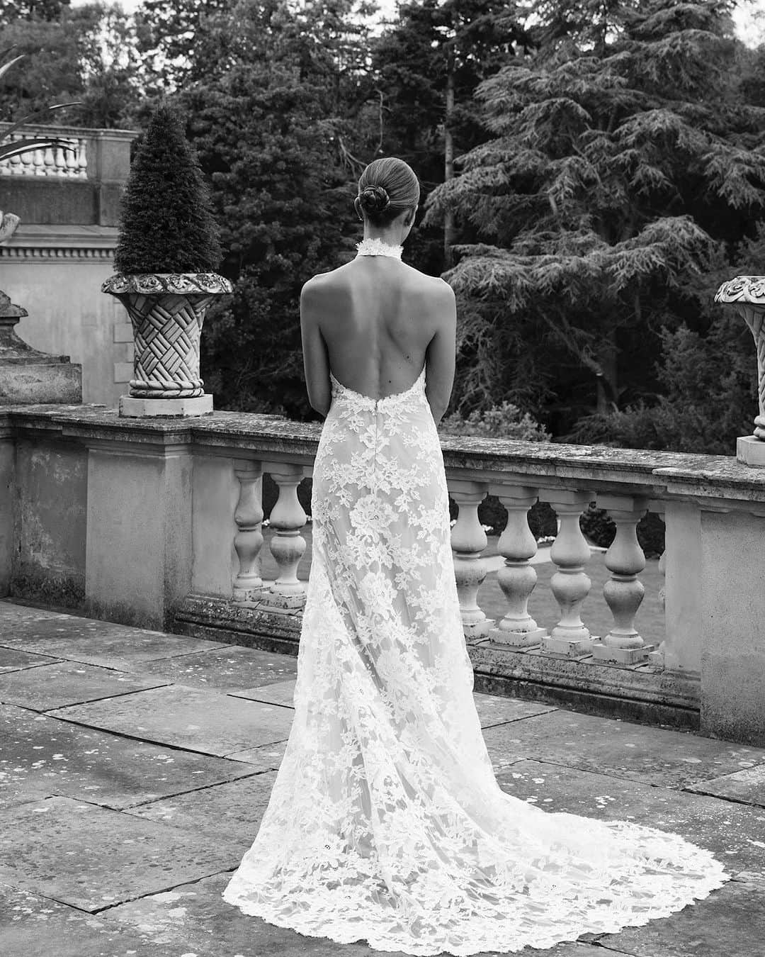 オスカーデラレンタのインスタグラム：「True romance. Bride @mikailajparker chose the #odlrbridal backless halter gown, cut from ivory corded scalloped lace, for her @clivedenhouse wedding.  Photographed by @charliedailey」