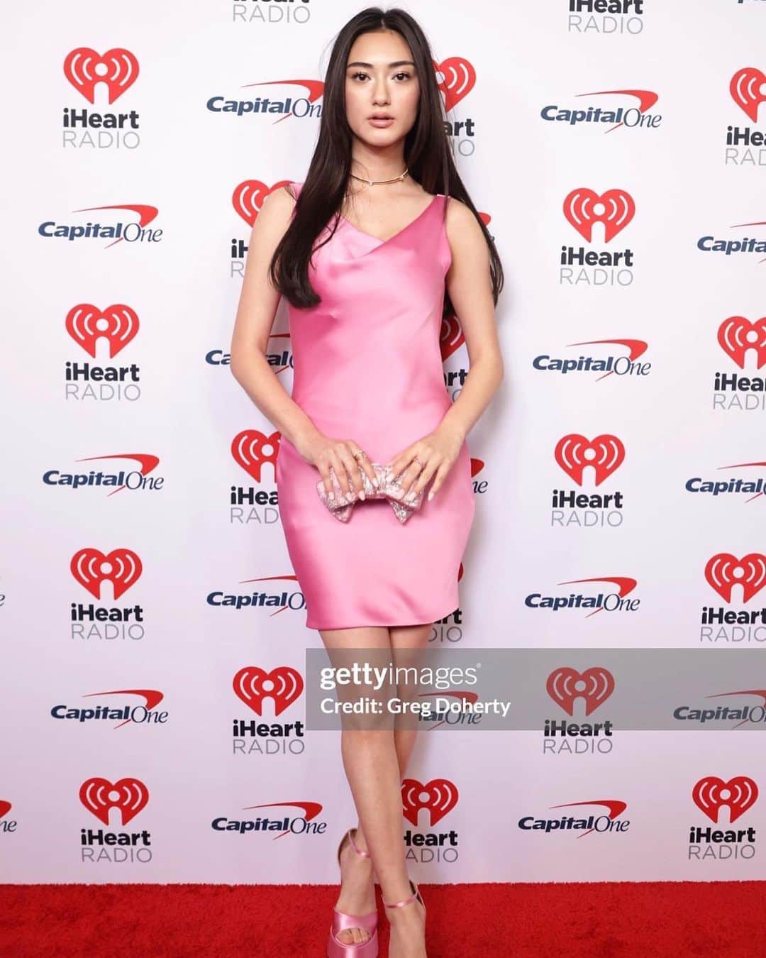 あんなのインスタグラム：「@iHeartRadio Music Festival 2023💋🎀 Love my iHeart family thank you!!  昨晩、ラスベガスでアイハートラジオさんのミュージックフェスティバルに行ってきました。ありがとうございました！  Styled by @itsamandalim Makeup @manthony783 Hair @got_hair Dress @normakamali Shoes @charleskeithofficial Bag @judithlieberny Jewelry @jenniferzeunerjewelry」