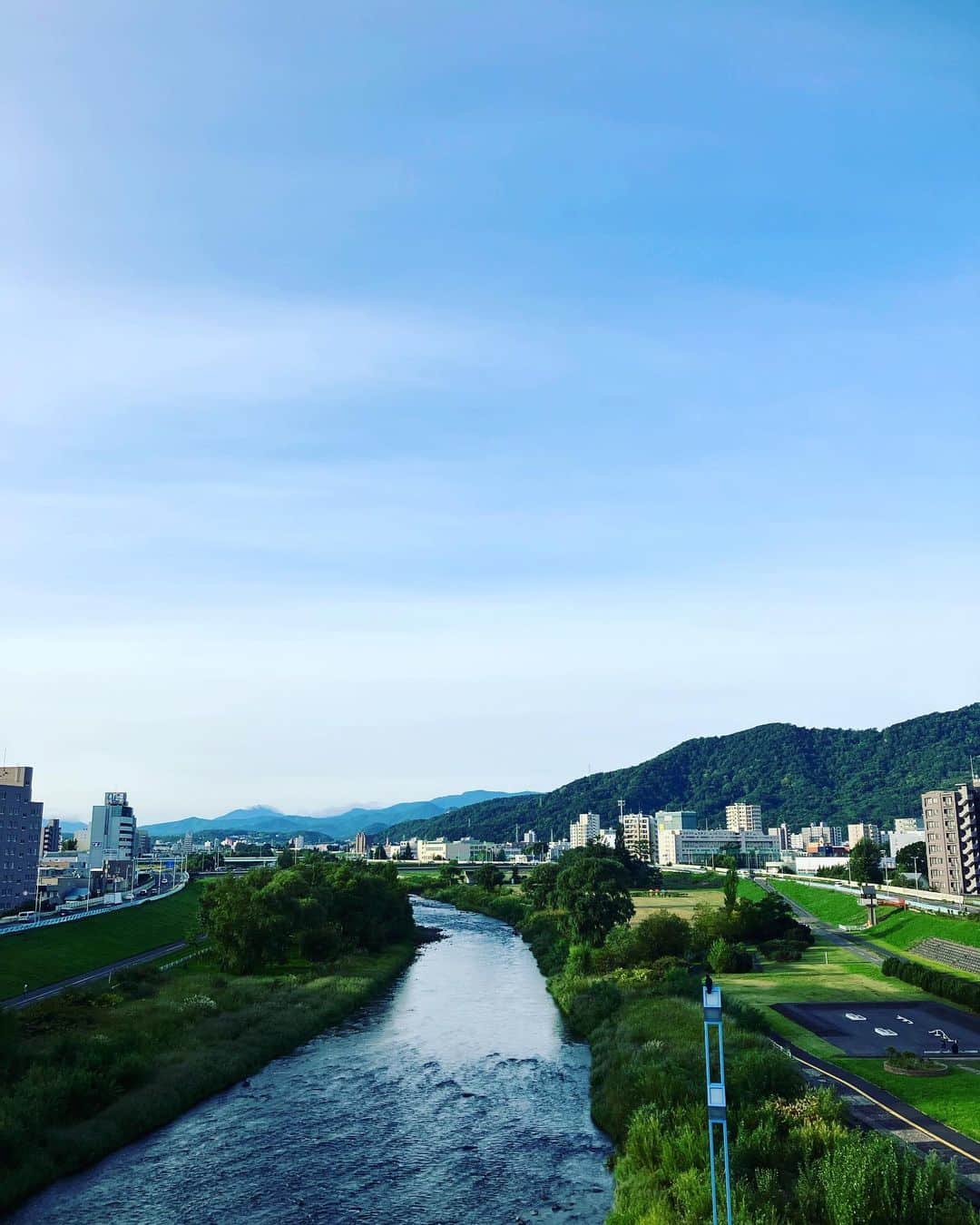 竹本健一さんのインスタグラム写真 - (竹本健一Instagram)「なんでいい気候なんだろう。 朝いつもより気持ちよく走れた。  札幌とっても気持ちいい季節で、 最高でした。  昨日のライブもこちらの心が満たされるいい雰囲気。みんなの歌声浴びたなぁ。  また来たいなぁ。」9月25日 7時52分 - takemotokenichi
