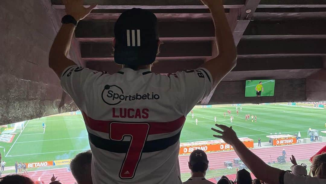 カカさんのインスタグラム写真 - (カカInstagram)「Porque @saopaulofc é sentimento , que jamais acabará!!   Eu te amo tricolor ❤️🤍🖤   Te amo futebol ⚽️」9月25日 7時45分 - kaka