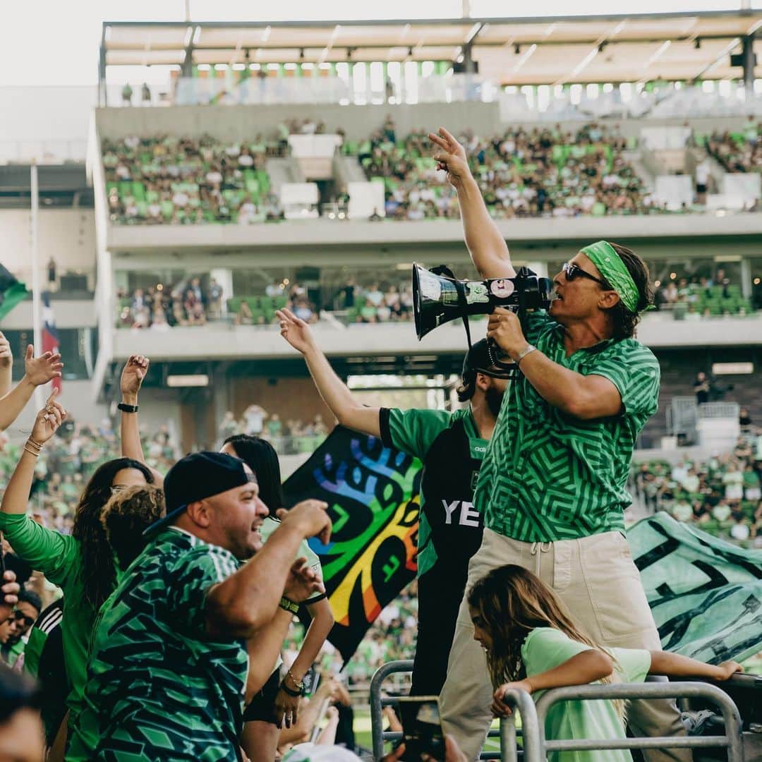 マシュー・マコノヒーのインスタグラム：「All of Austin to the rhythm of one heartbeat. Somos Verdes.」