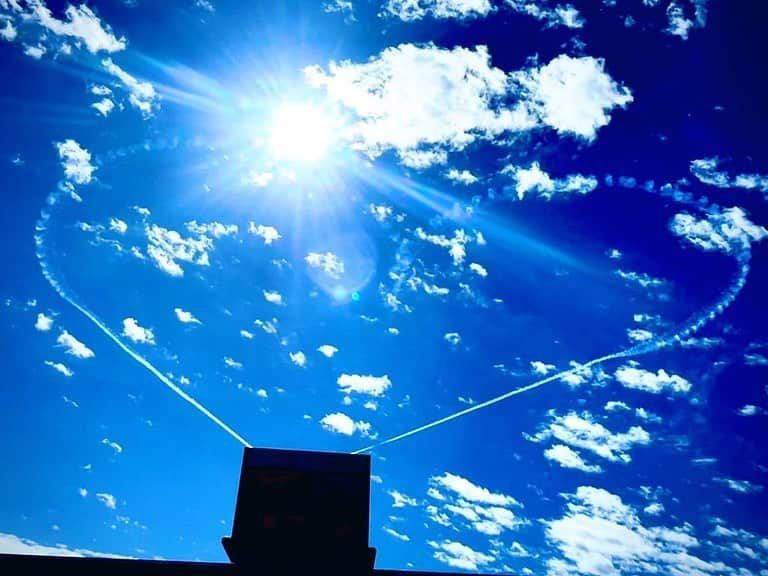 井上ヨシマサのインスタグラム：「The Blue impulse  Draw a heart in the sky of Suzuka #japangrandprix #japangp#日本gp #blueinpulse」