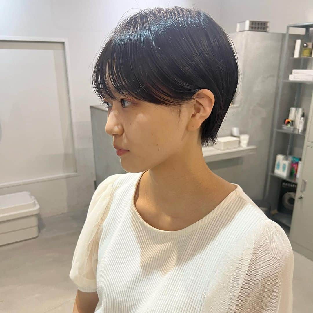 福元雄一郎のインスタグラム：「. 耳かけショートお任せください。 . Hair Yuichiro. . ◇ご予約はLINE予約で承っております🙆🏻‍♂️ クーポン、セットメニューもございます。 . . #ショートは福元まで . 髪質と骨格を見極めて、 一人一人に合わせたフィットあるヘアデザインを提案✨ 似合わせオーダーメイドカット＆カラーはお任せください✂︎🎨 ———————————————————————— 周りから褒められて、 簡単にスタイリング出来る ヘアデザインを提案します🥰 ◇小顔に見せたい。 ◇髪質も骨格もカバーしてほしい。 ◇丸顔でもシャープに見せたい方 ◇毛量がとんでもなく多くシュッと見せたい方 ◇癖で広がる ◇収まりが悪い ◇美容院に迷ってる ◇スタイリングが難しい ☆透明感あるカラーがしたい ☆艶感あるカラーがしたい ☆似合うカラーを見つけてほしい ☆暗いけど透けるカラーがしたい ☆ダメージを抑えたカラーがしたい . 独自のカットカラーで、多くの方々のお悩みを解消しています👌🏻✨ ———————————————————————— 髪の毛の悩み、切るのに不安がある方こそ！僕にご相談下さい☺️ . 是非僕に大切なヘアスタイルを 担当させて下さい✊🏻 ご予約心よりお待ちしております✨✨ . . . #LENC #lenc_hair #イロンナカタチ #福岡美容室 #大名美容室 #天神美容室 #福岡ショート#福岡ショートヘア#福岡カラー#福岡ヘアカラー#福岡ショートパーマ#福岡マッシュショート #福岡ショートボブ#福岡ハンサムショート#福岡ボブ#福岡ミニボブ#福岡美容室求人 #天神美容室求人 #大名美容室求人#福岡アシスタント求人#福岡美容師求人 #福岡美容学生」