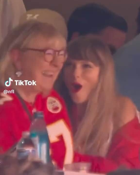 Teen Vogueのインスタグラム：「#TaylorSwift spent the day at the Chiefs game with none other than Travis Kelce’s mom, so yeah, it certainly looks like the secret is outttt 👀 Click the link in bio for all the details the internet just can’t get enough of 🔗💗.  🎥: NFL」
