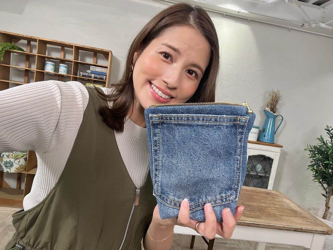 フジテレビアナウンサーのインスタグラム：「このポーチ、実は… 履かなくなったデニムからできているんです👖✨ ポケットがこれまた良い味だしてる🥴  しかも使うのは両面テープだけ！！ 針と糸を使わないなんて🫣🪡  思い出のデニムがこんな形で使えるのも嬉しいですね🥰  #サステナWAVE #楽しくアクションSDGs #デニム #ポーチ #フジテレビアナウンサー #永島優美」