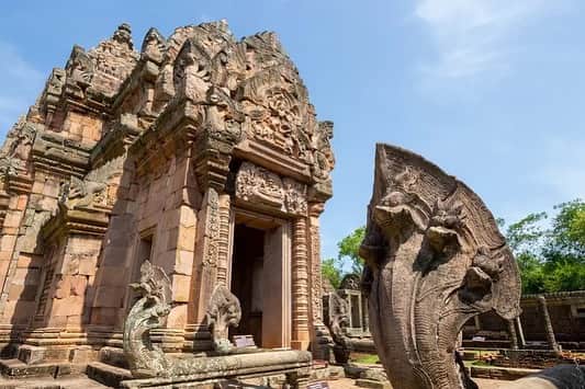 タイ国政府観光庁さんのインスタグラム写真 - (タイ国政府観光庁Instagram)「. 南イサーンの「パノムルン歴史公園」からおはようございます☀️ᐝ  パノムルンとはクメール語で「大きな丘」のこと💡　ブリーラム県にあるこのお城は、クメール王によって、10～13世紀に建てられたとされています💁‍♀️　実はこの場所、世界と宇宙にまつわる数々の兆候が示されているんです🪐  例えば階段は1年＝52週間と同じ52段で、床に描かれた蓮の模様は宇宙の印である8方向を表すもの💫　またすべての扉が太陽の進路に沿って配置されていて、日の出から日の入りの間に、15のすべての扉に太陽光が当たる設計に☀️　建築技術が非常に高いことが分かります⚒  1988年に歴史公園としてオープンして以来、ナコーンラーチャシーマー県の「ピマーイ遺跡」と並ぶ国内最高峰の建築物と称されるスポットです👏  タイが誇る神秘に満ちたパワースポットへ、足を運んでみませんか？☺️  今日も素敵な1日をお過ごしください💐  ★参考になった！と思ったら、あとで見返せるように、 画像右下にある保存ボタン🔖をタップ！  #タイ #ブリーラム #イサーン #パノムルン歴史公園 #タイ文化 #パワースポット #神秘的 #神秘的な場所 #歴史公園 #秘境 #今こそタイへ #こんなタイ知らなかった #もっと知りタイ #はじめてのタイ #タイ旅行 #イサーン旅行 #旅好きな人と繋がりたい #海外旅行 #thailand #buriram #buriramtrip #phanomrunghistoricalpark #thainess #thailandhiddengems #amazingthailand #thailandtravel #thailandtrip #thaistagram #lovethailand #amazingnewchapters」9月25日 8時02分 - amazingthailandjp