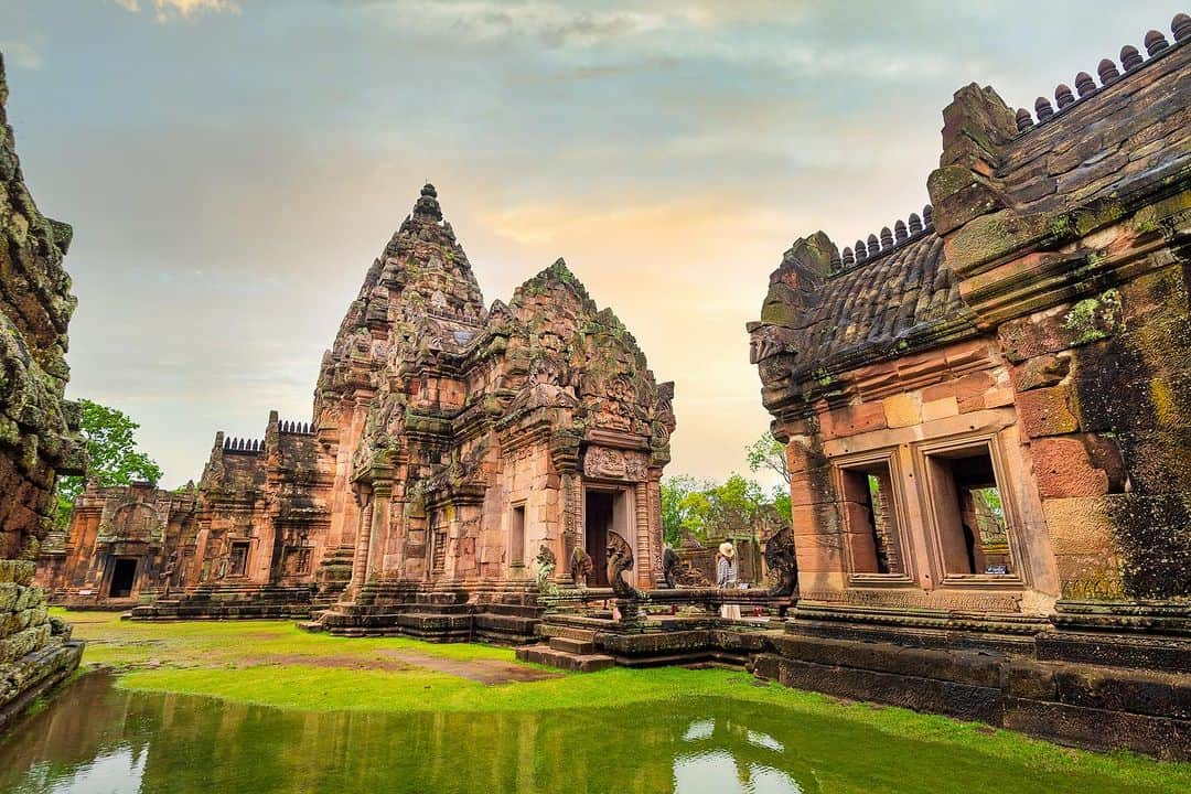 タイ国政府観光庁のインスタグラム：「. 南イサーンの「パノムルン歴史公園」からおはようございます☀️ᐝ  パノムルンとはクメール語で「大きな丘」のこと💡　ブリーラム県にあるこのお城は、クメール王によって、10～13世紀に建てられたとされています💁‍♀️　実はこの場所、世界と宇宙にまつわる数々の兆候が示されているんです🪐  例えば階段は1年＝52週間と同じ52段で、床に描かれた蓮の模様は宇宙の印である8方向を表すもの💫　またすべての扉が太陽の進路に沿って配置されていて、日の出から日の入りの間に、15のすべての扉に太陽光が当たる設計に☀️　建築技術が非常に高いことが分かります⚒  1988年に歴史公園としてオープンして以来、ナコーンラーチャシーマー県の「ピマーイ遺跡」と並ぶ国内最高峰の建築物と称されるスポットです👏  タイが誇る神秘に満ちたパワースポットへ、足を運んでみませんか？☺️  今日も素敵な1日をお過ごしください💐  ★参考になった！と思ったら、あとで見返せるように、 画像右下にある保存ボタン🔖をタップ！  #タイ #ブリーラム #イサーン #パノムルン歴史公園 #タイ文化 #パワースポット #神秘的 #神秘的な場所 #歴史公園 #秘境 #今こそタイへ #こんなタイ知らなかった #もっと知りタイ #はじめてのタイ #タイ旅行 #イサーン旅行 #旅好きな人と繋がりたい #海外旅行 #thailand #buriram #buriramtrip #phanomrunghistoricalpark #thainess #thailandhiddengems #amazingthailand #thailandtravel #thailandtrip #thaistagram #lovethailand #amazingnewchapters」