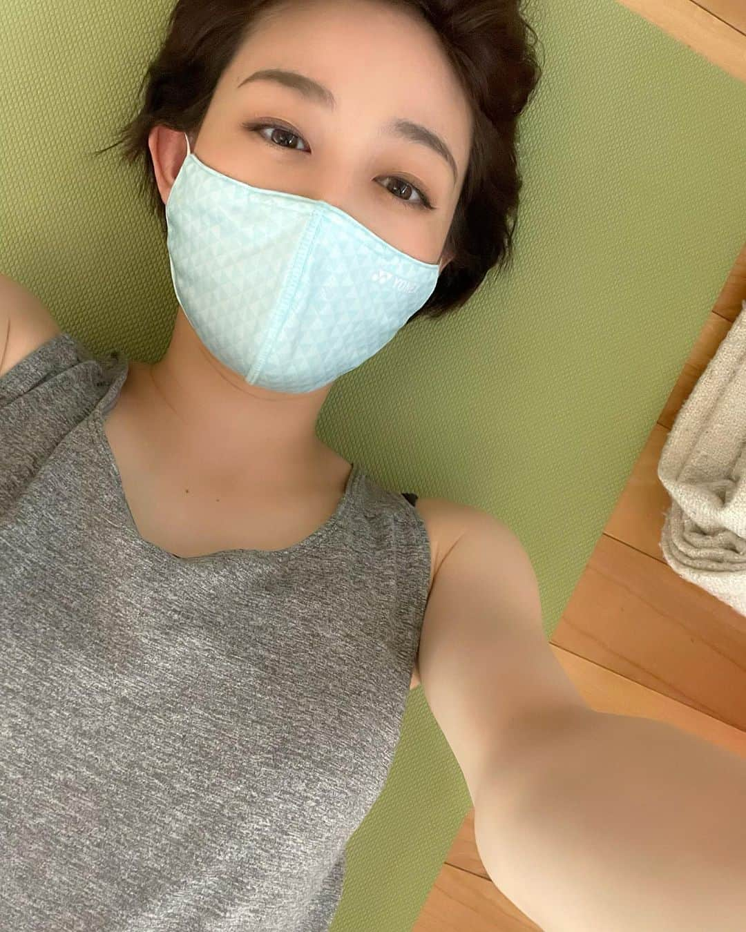 新井恵理那さんのインスタグラム写真 - (新井恵理那Instagram)「毎日同じルーティン、毎日修行、という感じの日々が好きだったんだなぁ、と気付かされる…( ・∇・) いまの自分は、世の中に貢献できてないなぁとへこむけども。 こんなに体に向き合ったり筋トレしたりするのは久しぶりだけど、やってるとなんか安心します( ´∀｀) 画像は、ふー疲れた〜、の一枚^ ^  #ヨガ #新井恵理那 #centforce」9月25日 7時57分 - elina_arai