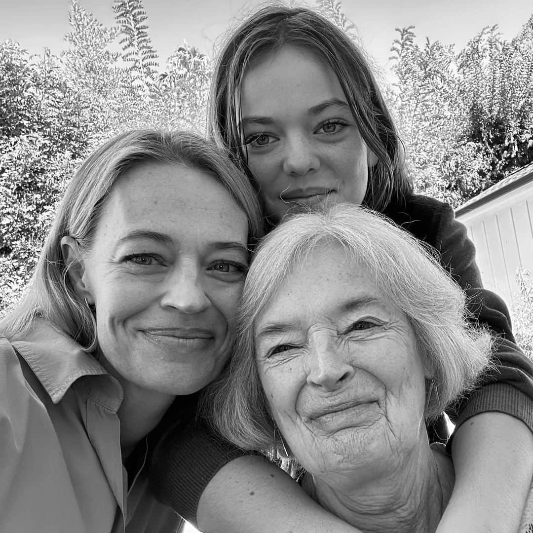 ジェリー・ライアンのインスタグラム：「Three generations together, wishing this amazing woman the happiest 80th birthday. Happy Birthday, Mama! We love you!」