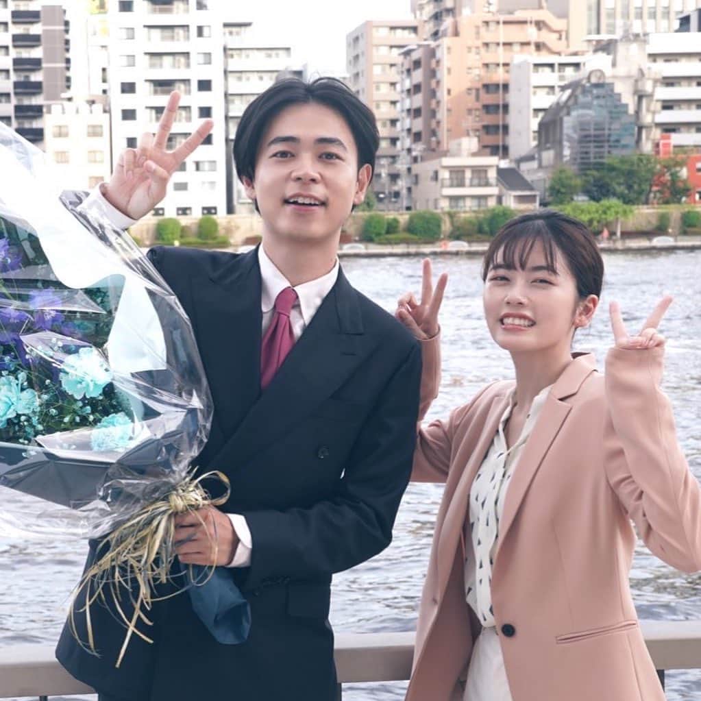 のインスタグラム：「_ ／ #成田凌 & #小芝風花 クランクアップ＆最後のメッセージ👑 ＼  成田さん「来栖が一皮むける最終話。小芝さんと健康で最後までご一緒できてよかったです」  小芝さん「成田さんには、本当にたくさん面倒をみていただき、有難かったです」 全文→https://www.ktv.jp/tenshokumao/topics/t40.html #転職の魔王様 今夜最終回」