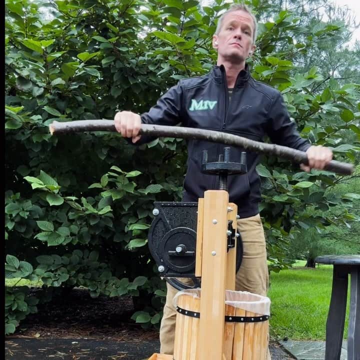 ニール・パトリック・ハリスのインスタグラム：「I made a lil vid of today’s activities. Autumn apples are amazing. #funhousefarm」