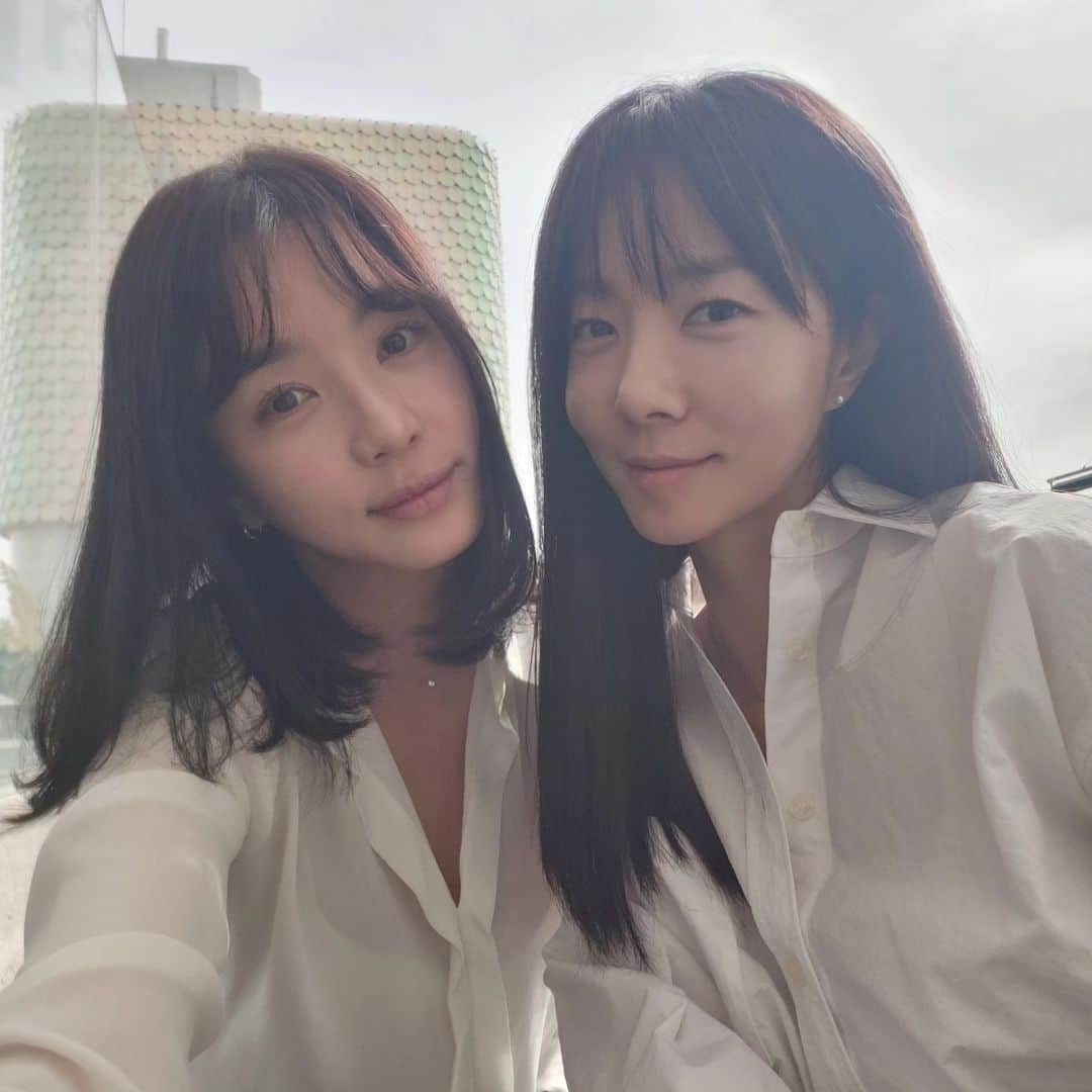 キム・サヒのインスタグラム：「👩‍⚕️👩‍⚕️ 쌍둥이룩 입고 결혼식 총총총 🥰 컨디션 완전 다운인 김사희 에너지충천시키는 정지윤😆 알라뷰다♥️  쏭캠감독님 결혼축하축하🎉 행복하장🥰」