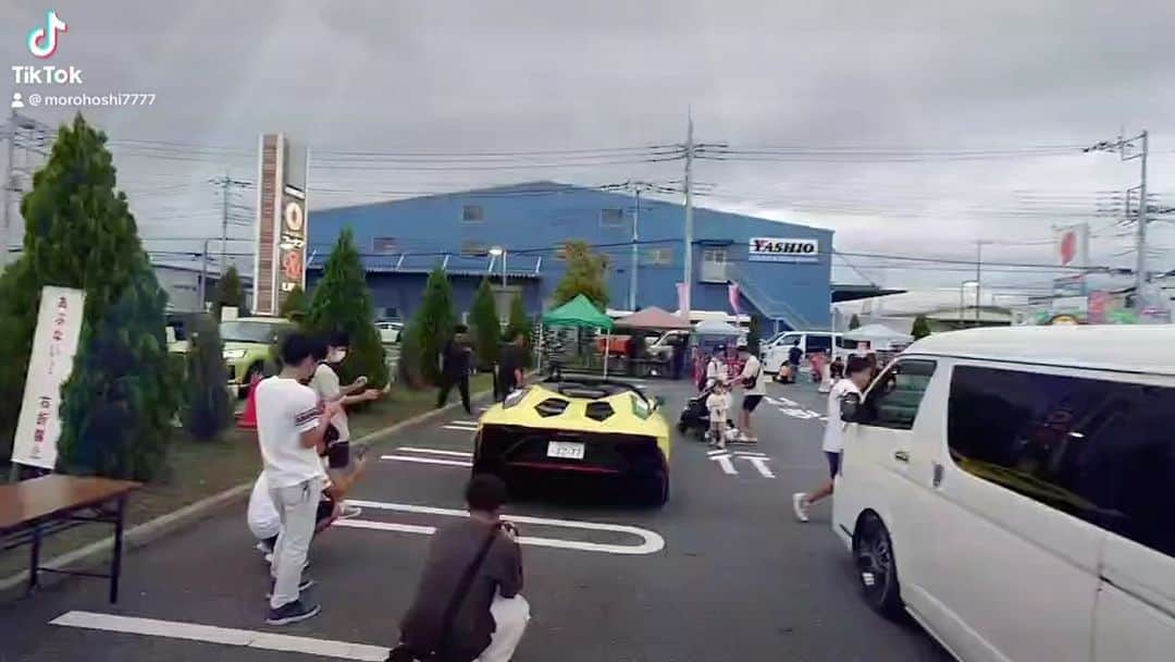 諸星伸一のインスタグラム：「⭐️諸星伸一とFSカワトン店長⭐️  自分もブース片付け手伝いましたアピールです笑  #lamborghini #ランボルギーニ #morohoshi #諸星伸一 #fightingstar #ファイティングスター #fsbk #世界最強モロックマ #世界最強諸星一家 #諸星一家 #powercraft  #lexani #lexanijapan #rockford #tokyo #japan」