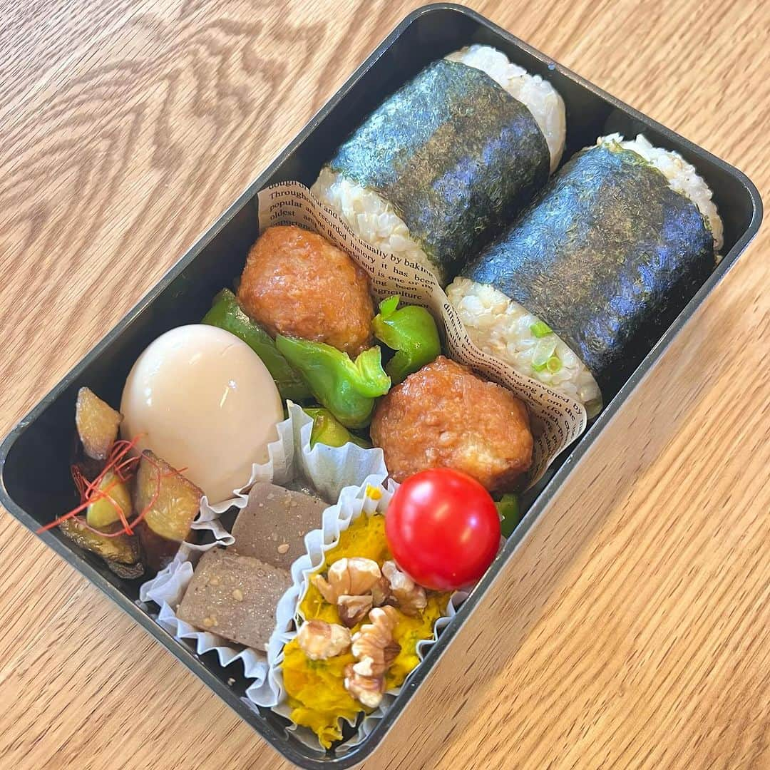 おちあやこのインスタグラム：「今日の夫弁当。  豆腐肉団子をピーマンと炒めました。  おにぎりは 鯖とネギと胡麻、ごま油 昆布の佃煮  かぼちゃのサラダ ナスの煮浸し こんにゃく炒め煮 味玉丸ごと  天高く馬肥ゆる秋  最近、何も考えずに食べてるから ここ数年で1番おち肥ゆる秋だわ。  特別な日が多すぎるんよねー。  あかん、あかん。  #今日の夫弁当 #今日のお弁当 #お弁当 #弁当記録」