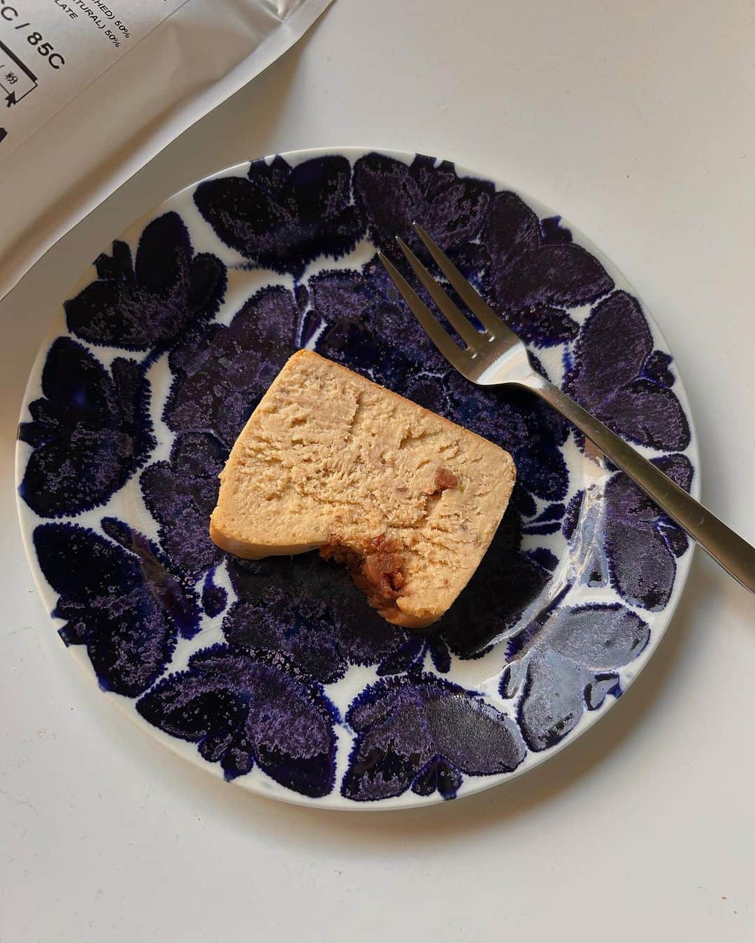 松浦弥太郎さんのインスタグラム写真 - (松浦弥太郎Instagram)「木の皿さんの和栗チーズケーキが届きました。この季節だけのごちそう。毎年、秋になると栗きんとんを取り寄せてきましたが、今年から木の皿さんの和栗チーズケーキに。やさしさの一体感を追求すると、こんなにおいしくなるんだと感動。素材を主張させないセンスとバランス。人気のワケを納得しました。じんわりと心を抱きしめられました。オリジナルブレンドのコーヒーもすっきりした口当たりの奥に、あ、と思う味わいの深みがあります。僕が紹介するならこう言います。朝食に食べたい、いや、朝食に食べてみて、そんなチーズケーキです。パッケージにもていねいでやさしい人柄が現れてます。ヤタロウズグラノーラも取り扱いいただき感謝。#木の皿 #kinosara #ヤタロウズグラノーラ」9月25日 8時22分 - yatarom
