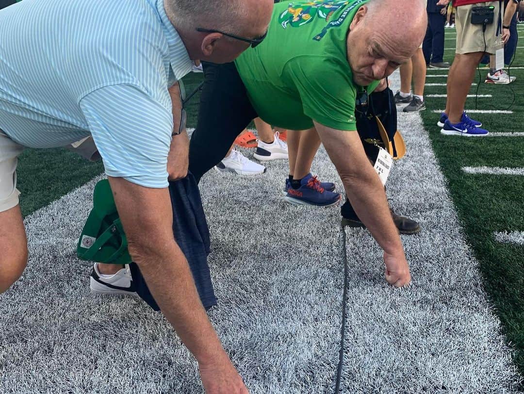 ディーン・ノリスさんのインスタグラム写真 - (ディーン・ノリスInstagram)「On the sidelines for a great #ND game. Bad ending but great game. Got to hang with some legends . Joe Theisman, Tim Brown, Chris Zorich, Jerome Bettis. #notredamefootball  #goirish」9月25日 8時36分 - deanjnorris