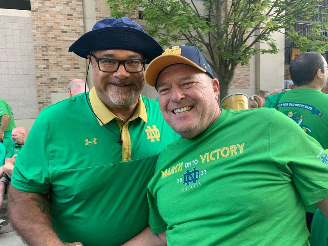 ディーン・ノリスさんのインスタグラム写真 - (ディーン・ノリスInstagram)「On the sidelines for a great #ND game. Bad ending but great game. Got to hang with some legends . Joe Theisman, Tim Brown, Chris Zorich, Jerome Bettis. #notredamefootball  #goirish」9月25日 8時36分 - deanjnorris