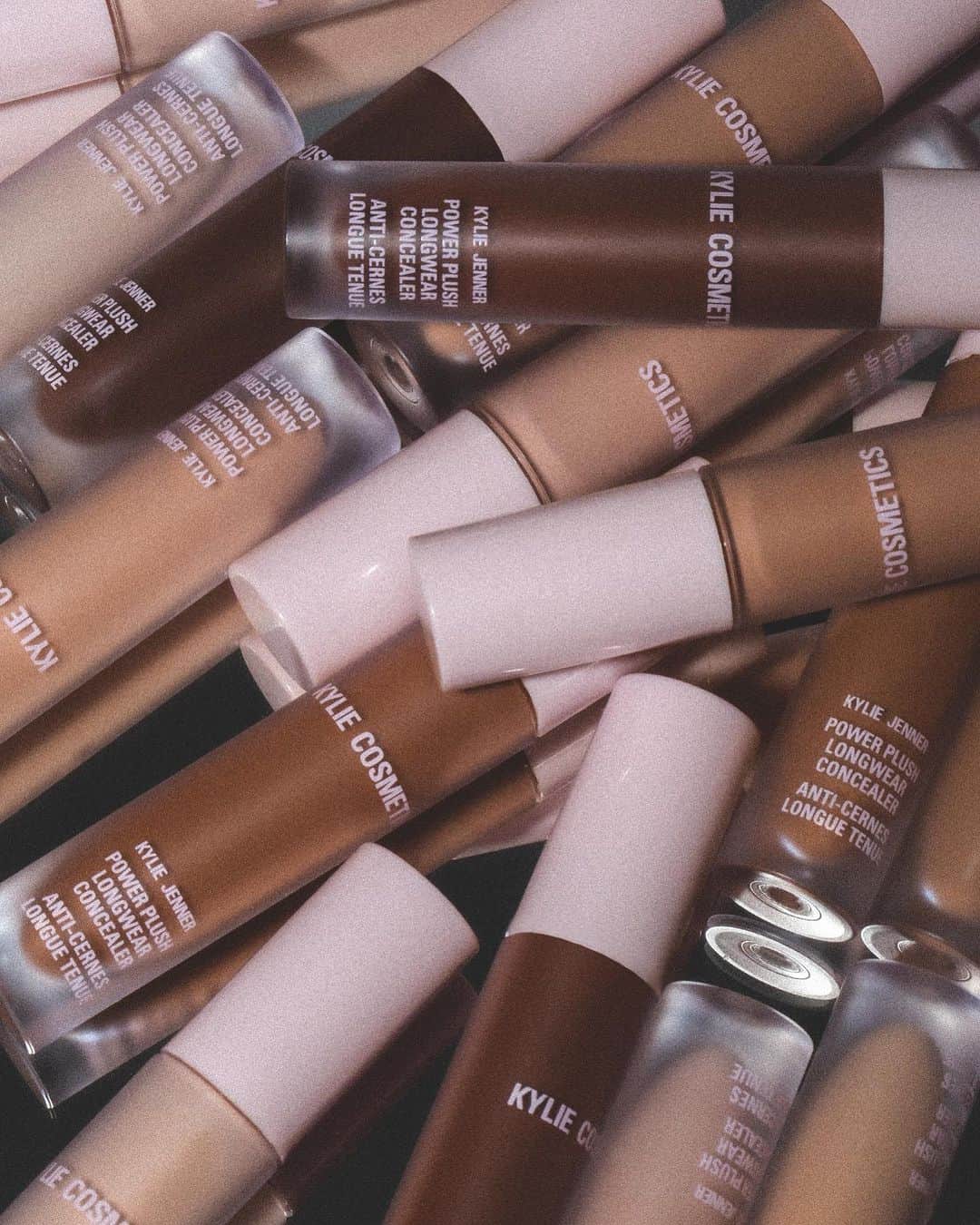 Kylie Cosmeticsさんのインスタグラム写真 - (Kylie CosmeticsInstagram)「40 shades in our new perfected formula 🫶 find your power plush longwear concealer shade on september 27 🤍」9月25日 8時30分 - kyliecosmetics