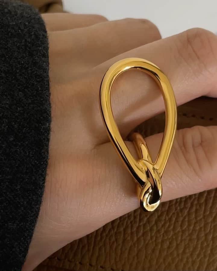 伊地知朋子のインスタグラム：「____ @fauvirame  "Fern wide round ring" 存在感しっかり♡  ____ #fauvirame」