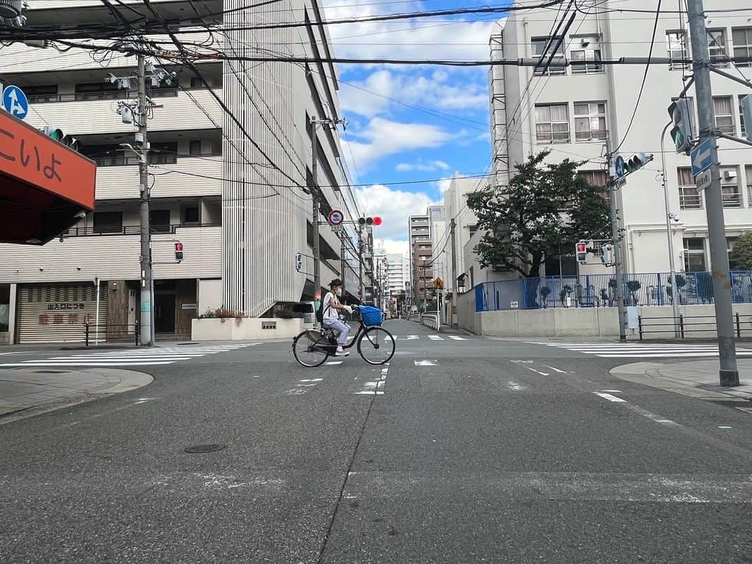 大西宏幸さんのインスタグラム写真 - (大西宏幸Instagram)「大阪府内では今年、交通死亡事故が相次いでいます。これは昨年度に初めて全国ワーストになった死者数を上回るペースです。  府警は危機的な状況を認識し、事故抑止対策を講じていますが、市内の横断歩道や停止線の白線の補修に関しては、指摘が続いているにも関わらず大きな進展がありません。何度も言っていますが、このインフラ部分は危機的で、改善が急務です。  弊事務所は天王寺区上本町に構えているため、大通りを含む広範囲の白線が薄れていることの危険性は実に痛感しています。特に夜間や雨の日には、どの車線で走っているのかもわからないと、不安の声が多く寄せられています。  道路を安心して利用できるように、府内の市民の命を守るために、行政には予算見直していただきたいです。  https://news.yahoo.co.jp/articles/e89950043158802fd0fe700dfd3b38c532e1fab5  #大西宏幸 #大阪1区 #前衆議院議員 #元防衛大臣政務官 #元内閣府大臣政務官 #東成区 #天王寺区 #浪速区 #中央区 #西区 #港区」9月25日 8時33分 - hiroyukionishi