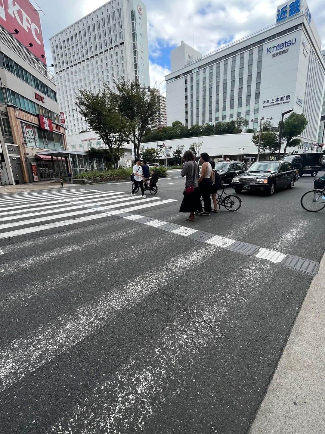 大西宏幸さんのインスタグラム写真 - (大西宏幸Instagram)「大阪府内では今年、交通死亡事故が相次いでいます。これは昨年度に初めて全国ワーストになった死者数を上回るペースです。  府警は危機的な状況を認識し、事故抑止対策を講じていますが、市内の横断歩道や停止線の白線の補修に関しては、指摘が続いているにも関わらず大きな進展がありません。何度も言っていますが、このインフラ部分は危機的で、改善が急務です。  弊事務所は天王寺区上本町に構えているため、大通りを含む広範囲の白線が薄れていることの危険性は実に痛感しています。特に夜間や雨の日には、どの車線で走っているのかもわからないと、不安の声が多く寄せられています。  道路を安心して利用できるように、府内の市民の命を守るために、行政には予算見直していただきたいです。  https://news.yahoo.co.jp/articles/e89950043158802fd0fe700dfd3b38c532e1fab5  #大西宏幸 #大阪1区 #前衆議院議員 #元防衛大臣政務官 #元内閣府大臣政務官 #東成区 #天王寺区 #浪速区 #中央区 #西区 #港区」9月25日 8時33分 - hiroyukionishi