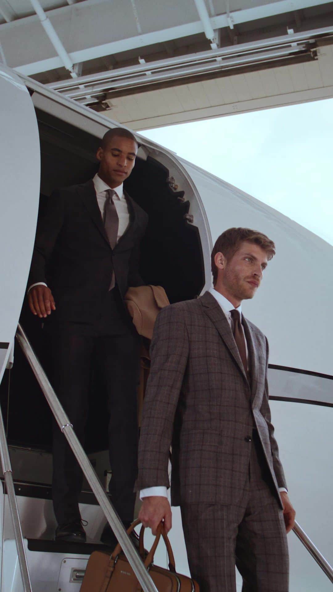 のインスタグラム：「Arrive in style.   Discover sharp tailoring and elevated styling for Fall 2023.    #MichaelKorsMens  Captured by @Spreadhouse」